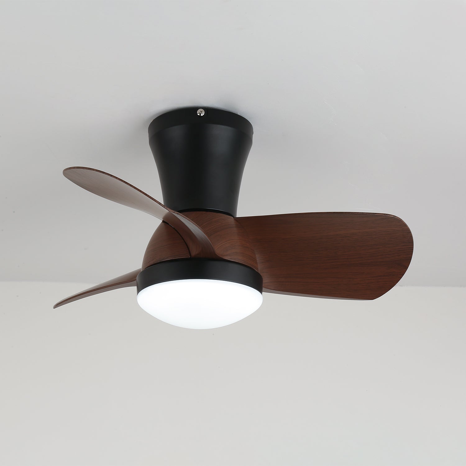 Avelo Moderner Deckenventilator mit Holzoptik, Seitenansicht, hebt schlankes Design hervor