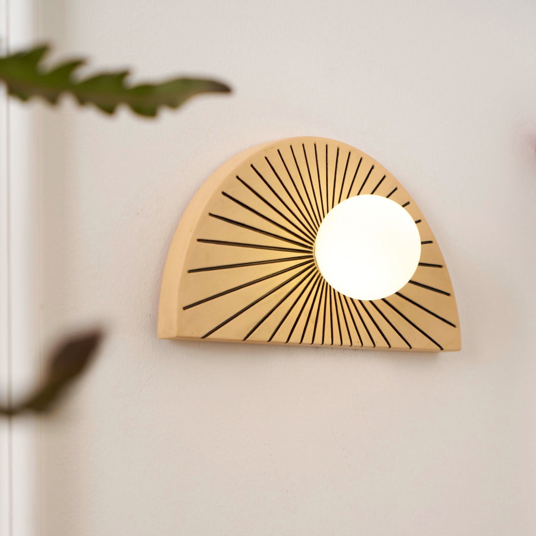 Nytheos Wandleuchte aus Harzglas-Letslighting