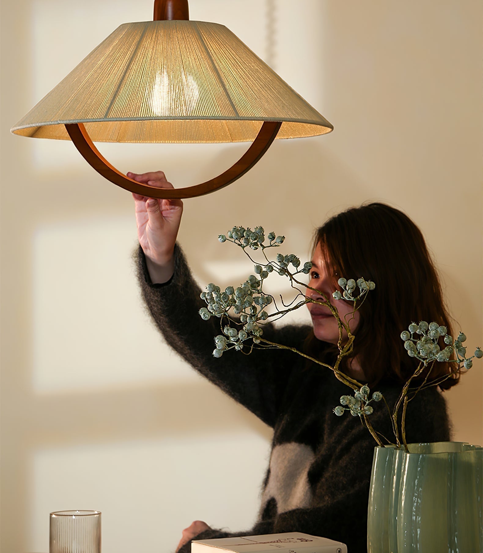 Eleanor Minimalistische Pendelleuchte aus Holz und Stoff-Letslighting
