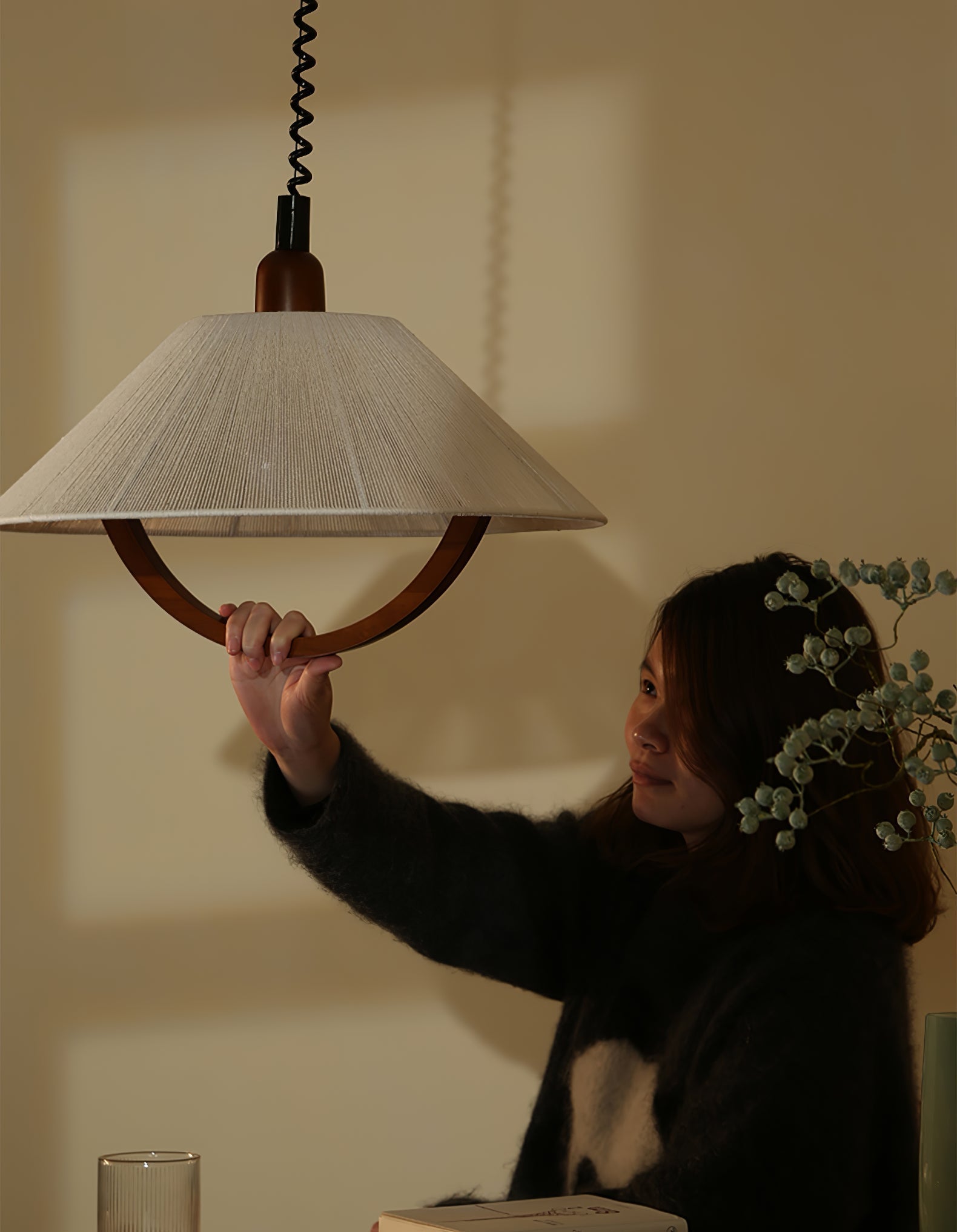 Eleanor Minimalistische Pendelleuchte aus Holz und Stoff-Letslighting