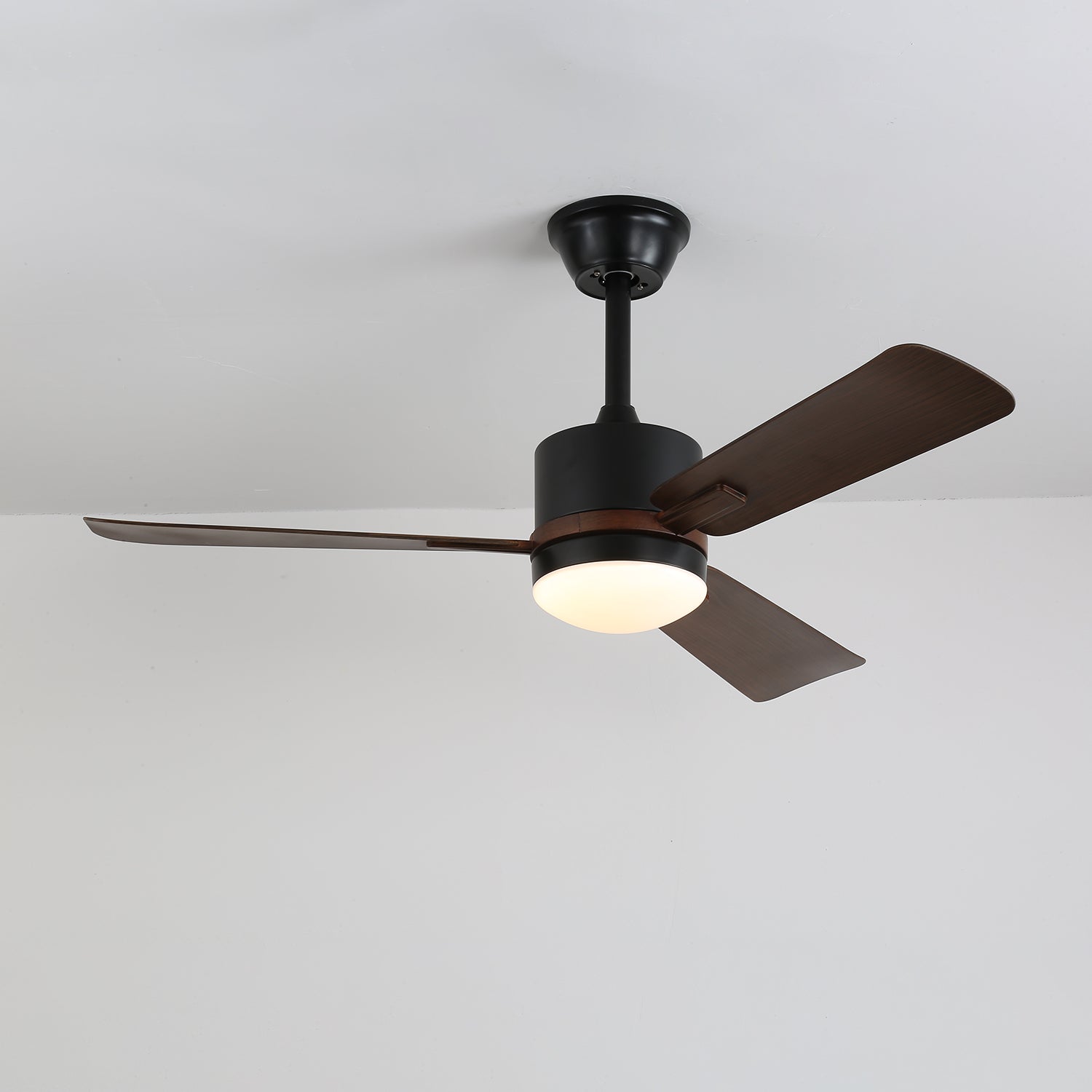 Zeyra Deckenventilatorleuchte mit schwarzer Gehäuseausführung