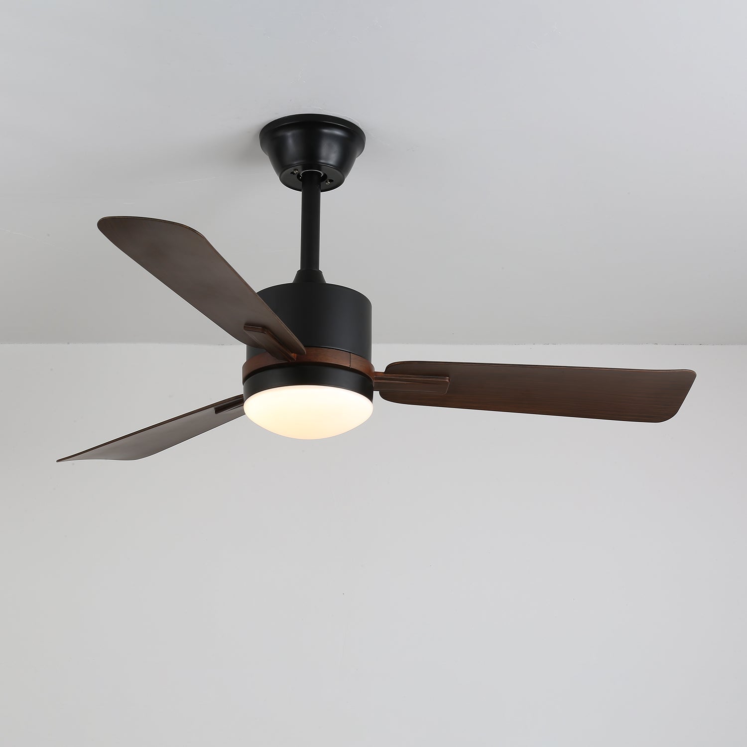 Nahaufnahme der Nussbaumholzflügel der Zeyra Deckenventilatorleuchte
