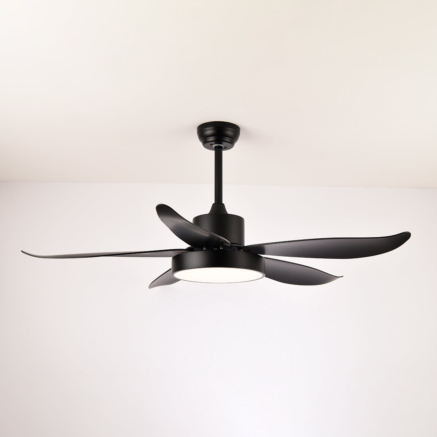 Auron Moderne Deckenventilatorleuchte, die ihr schlankes Metalldesign präsentiert