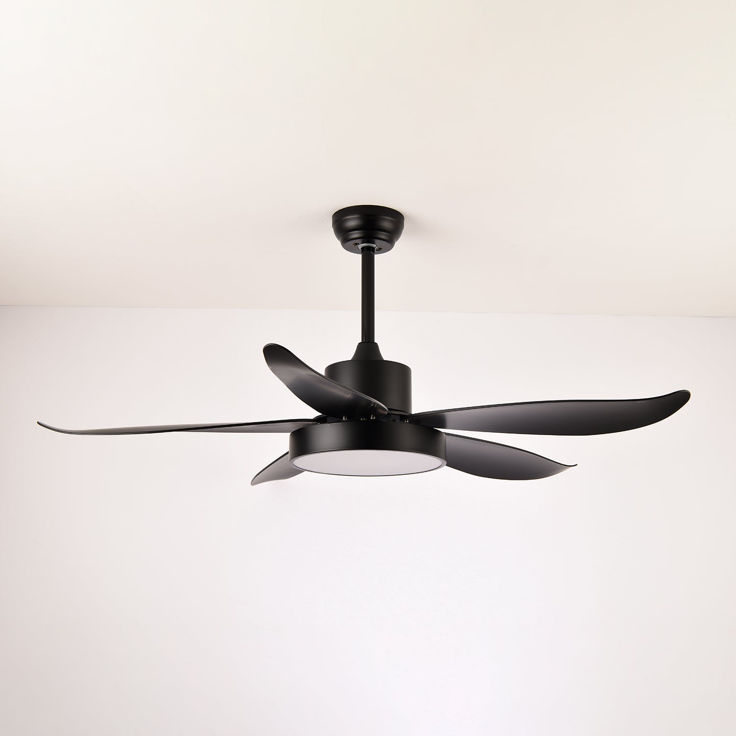 Nahaufnahme der integrierten LED-Beleuchtung am Auron Deckenventilator