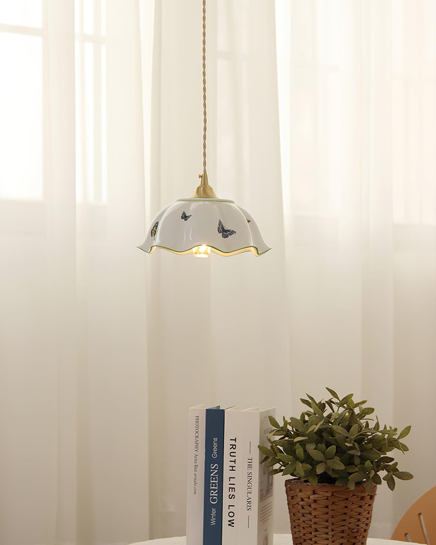 Pendelleuchte Keramik Blütenschirm Schmetterlinge Vintage-Letslighting
