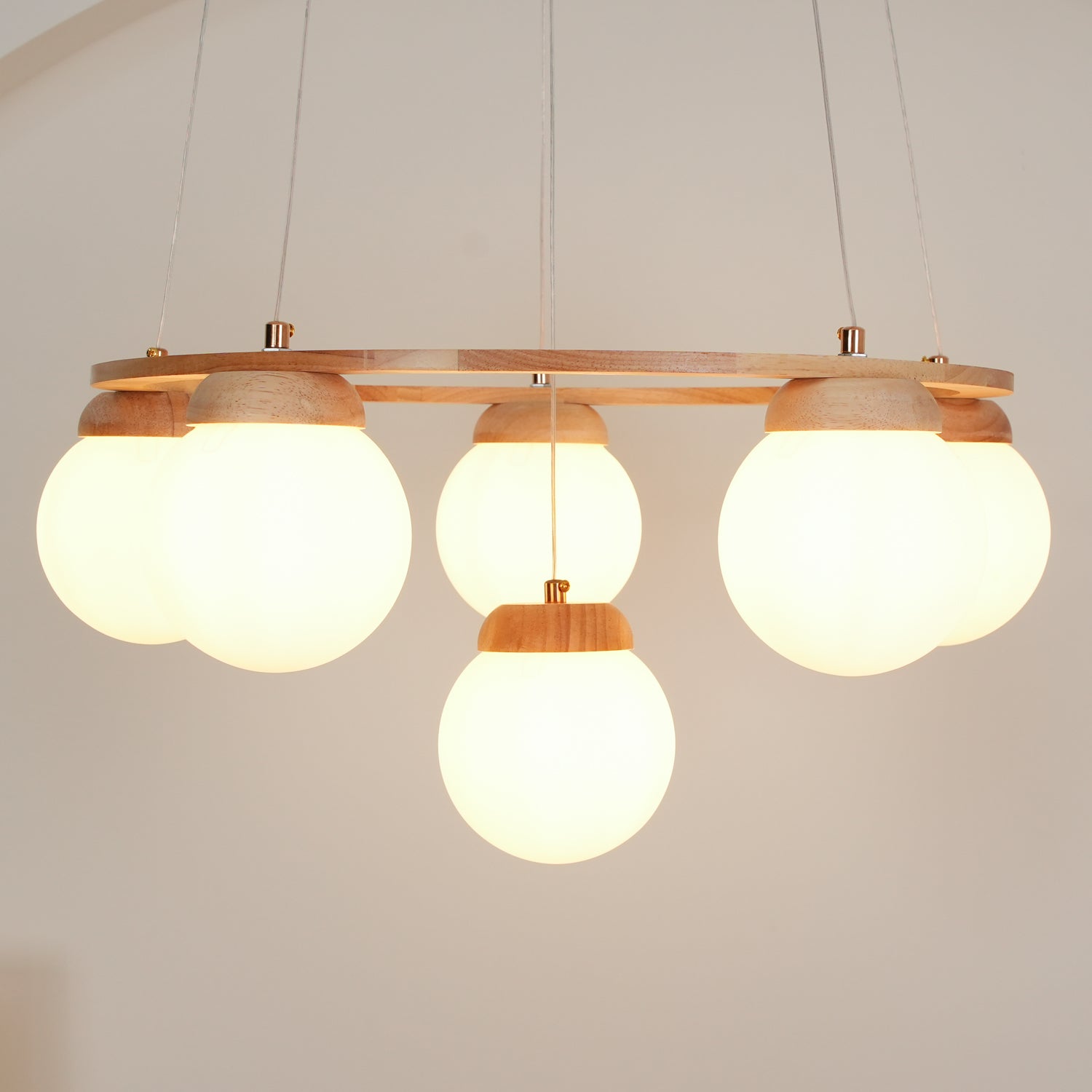 Lustra Kronleuchter Holzring Opalglaskugeln-Letslighting