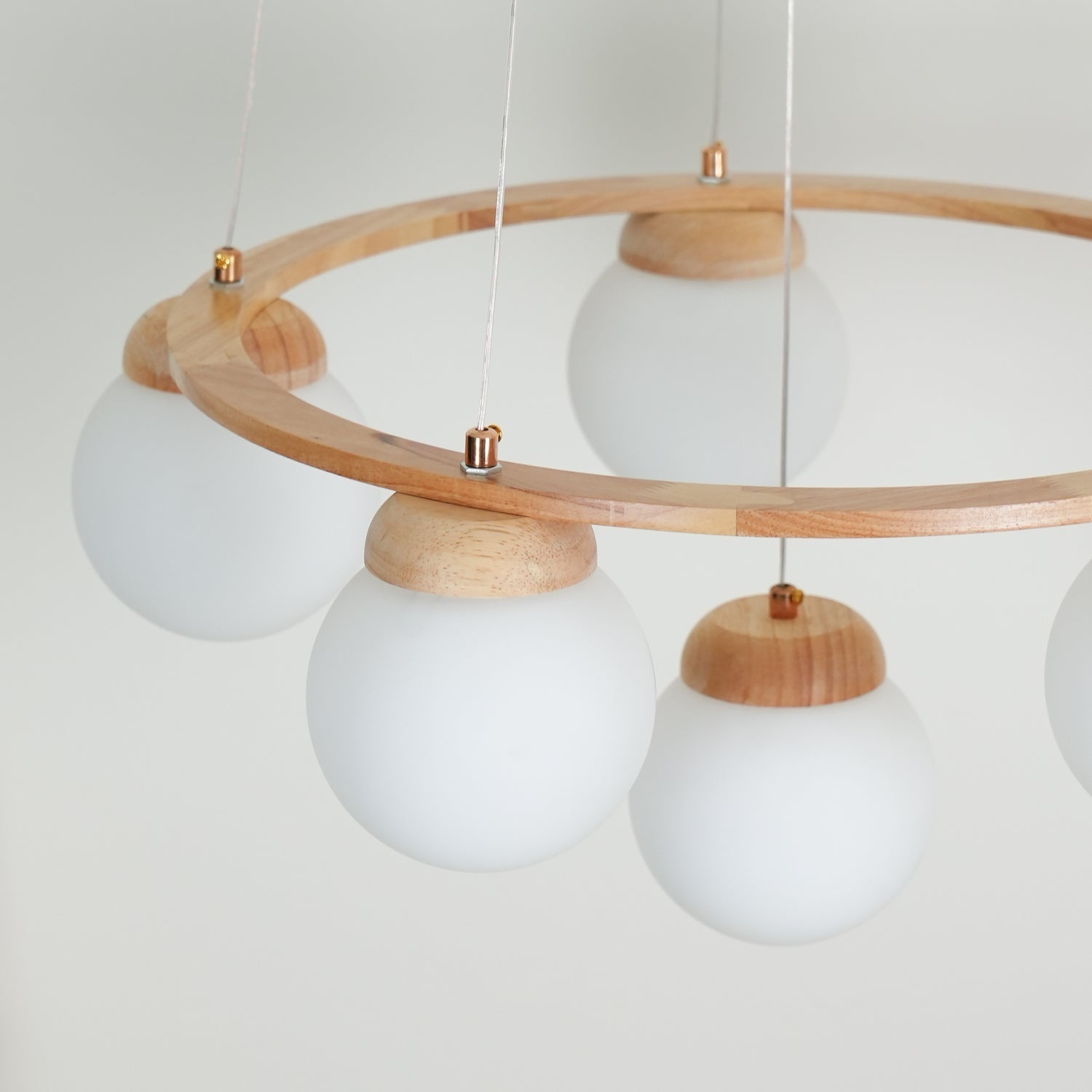 Lustra Kronleuchter Holzring Opalglaskugeln-Letslighting