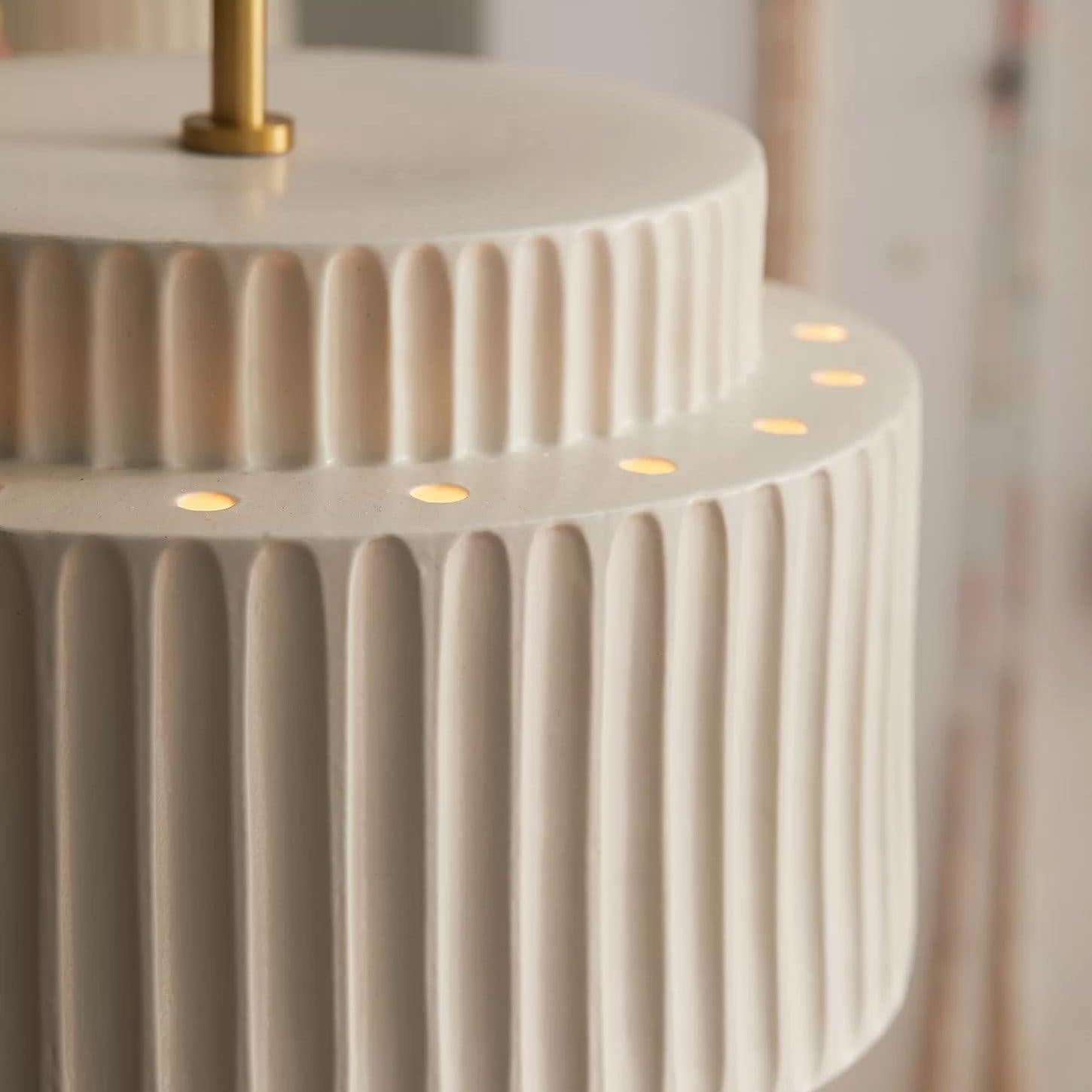 Aurelia Moderne Pendelleuchte aus Kunstharz-Letslighting