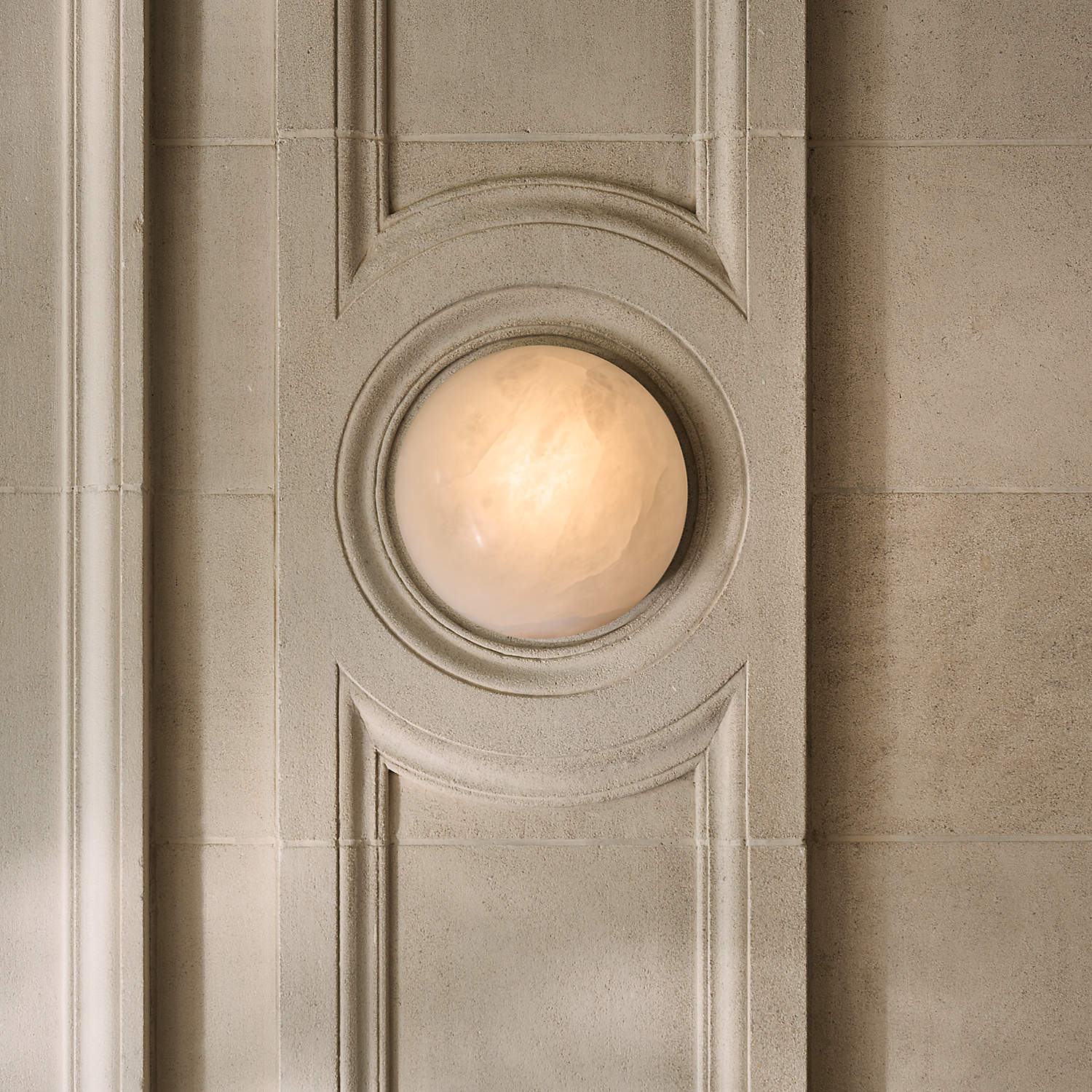 Grex Minimalistische runde Alabaster Wandleuchte
