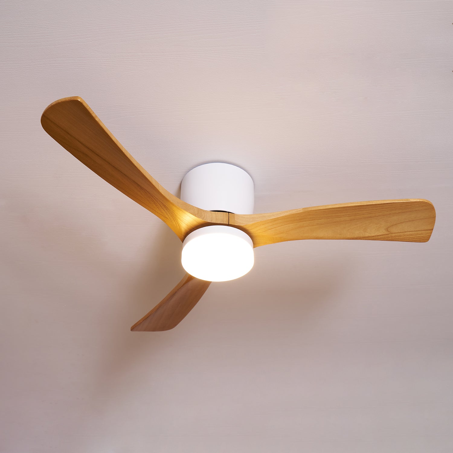 Elena Moderner Holz-Deckenventilator mit Licht mit seiner festverdrahteten Installation