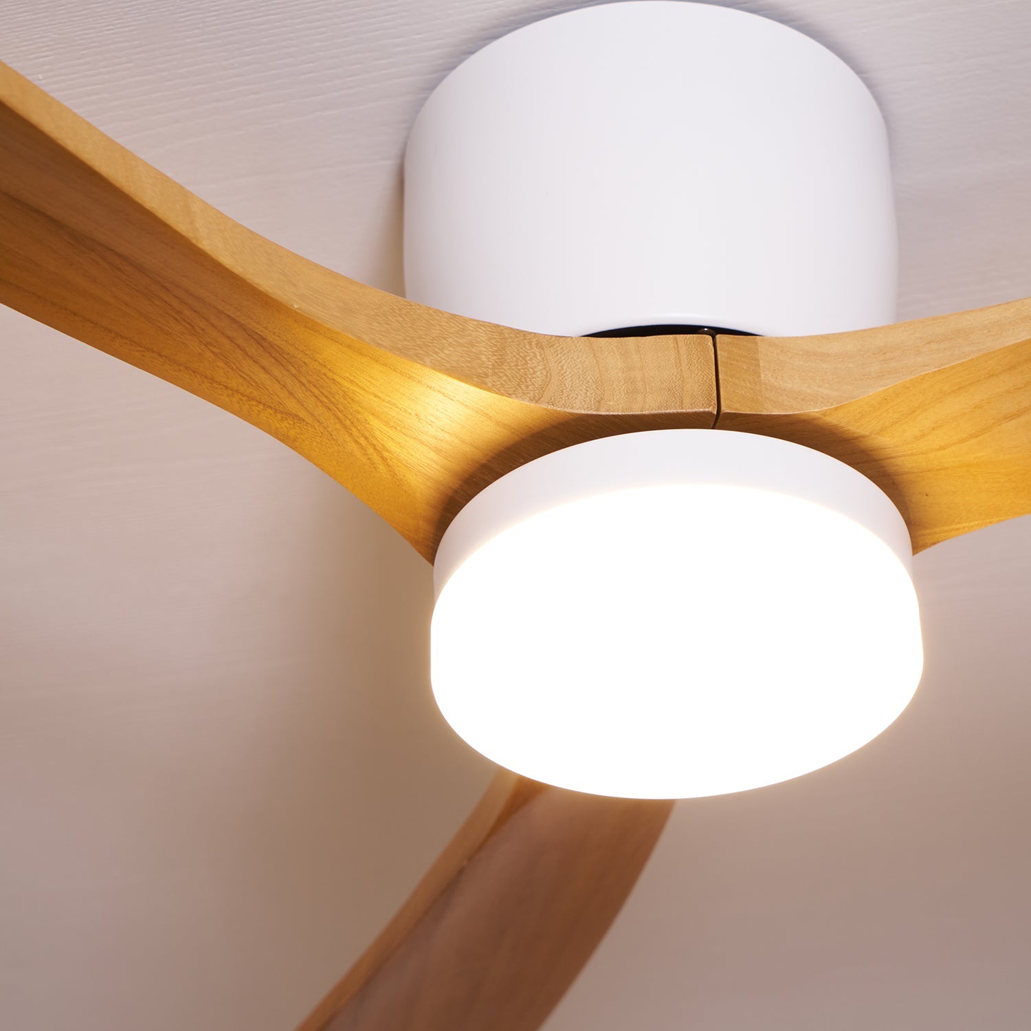Elena Moderner Holz-Deckenventilator mit Licht, ein elegantes Wohnaccessoire