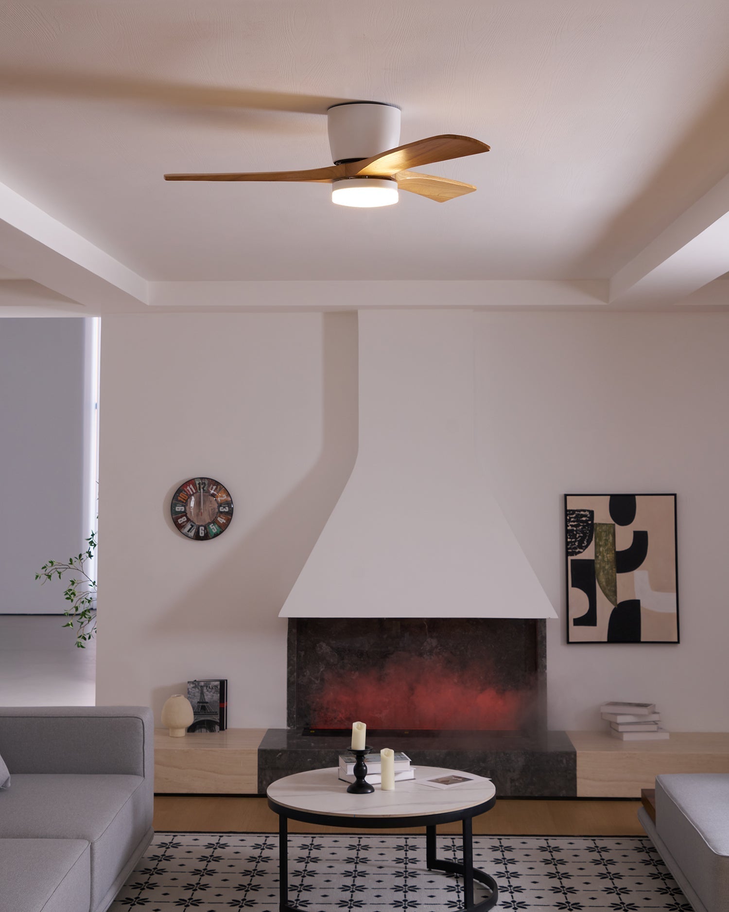 Elena Moderner Holz-Deckenventilator mit Licht, der sein vielseitiges Design präsentiert