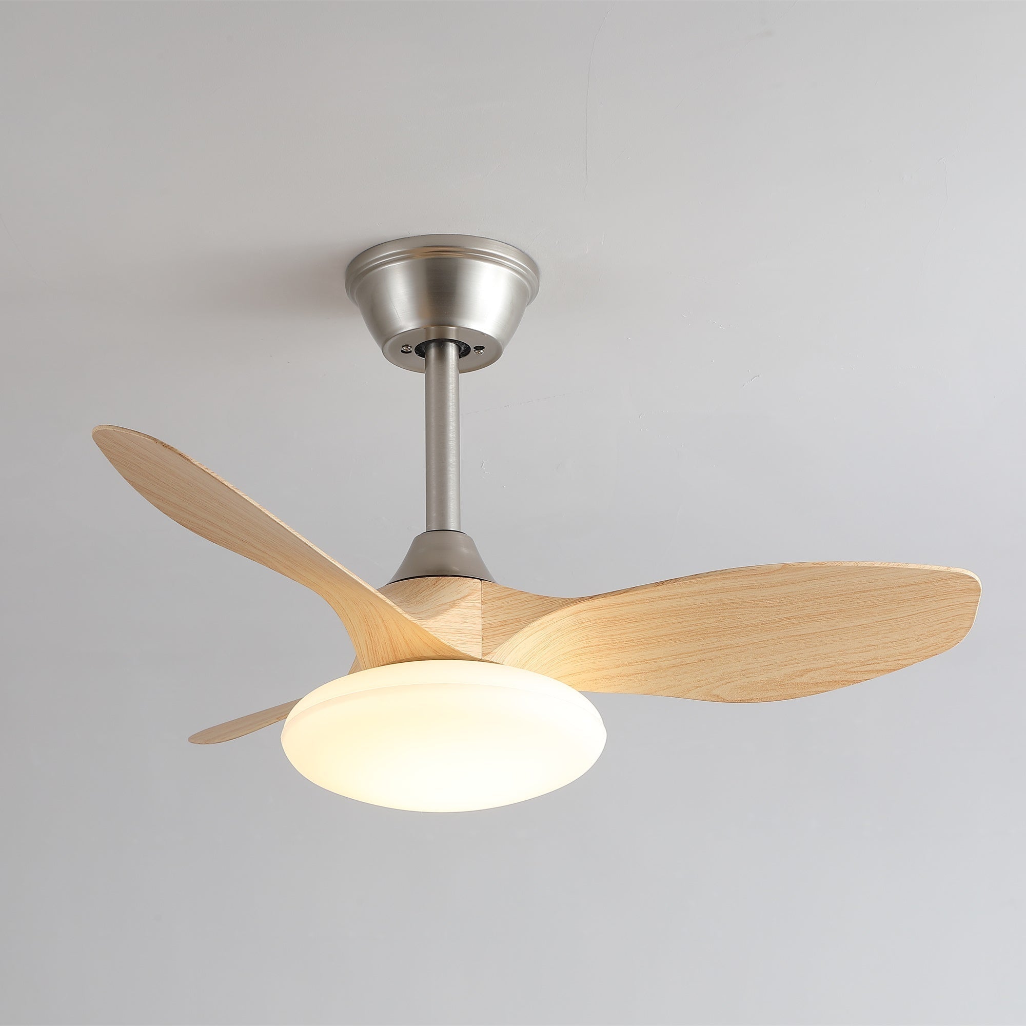 Nahaufnahme der Sylvara Deckenventilatorleuchte mit ABS-Flügeln
