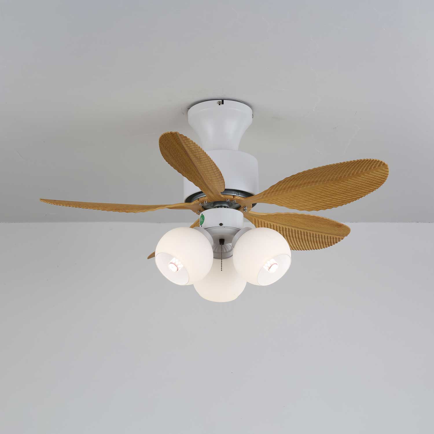 Althea Deckenventilatorleuchte mit Detailansicht des Glasschirms