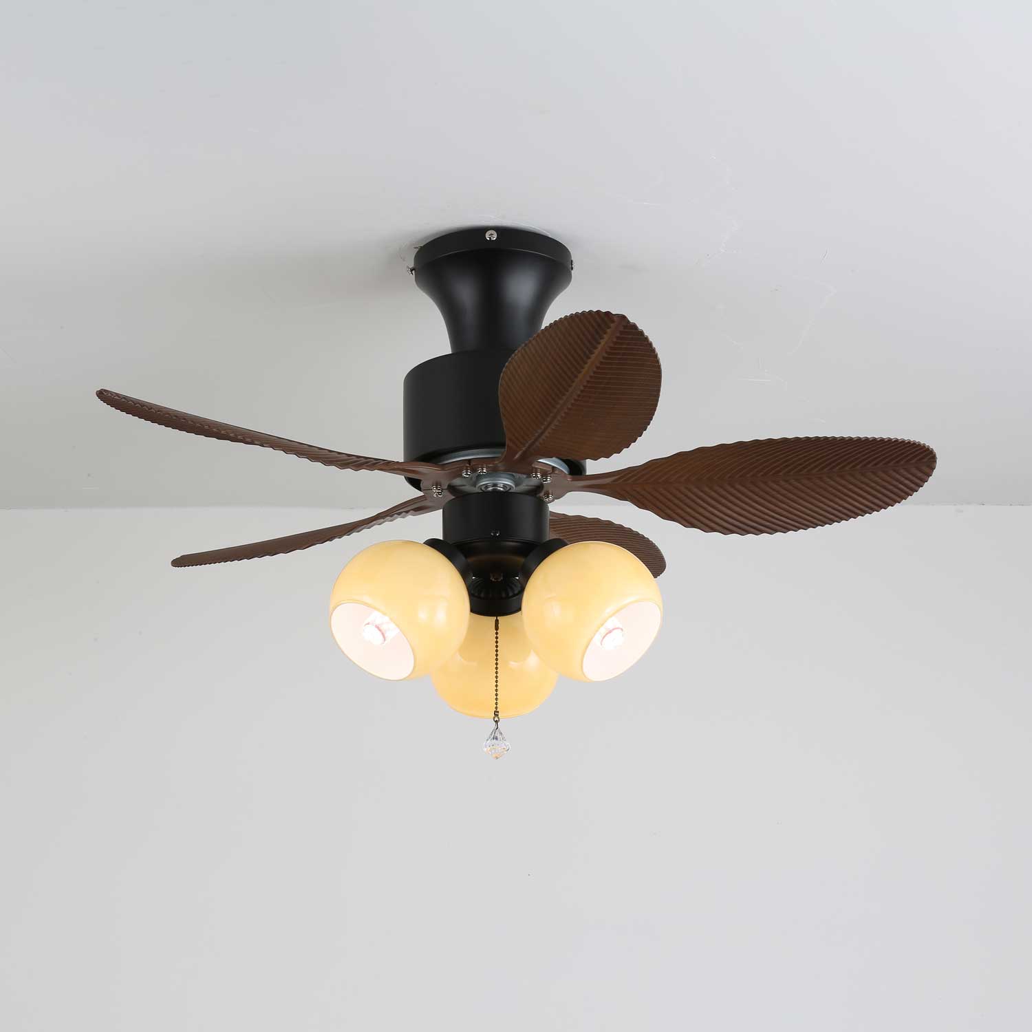Seitenansicht der Althea Vintage Deckenventilatorleuchte aus Holz