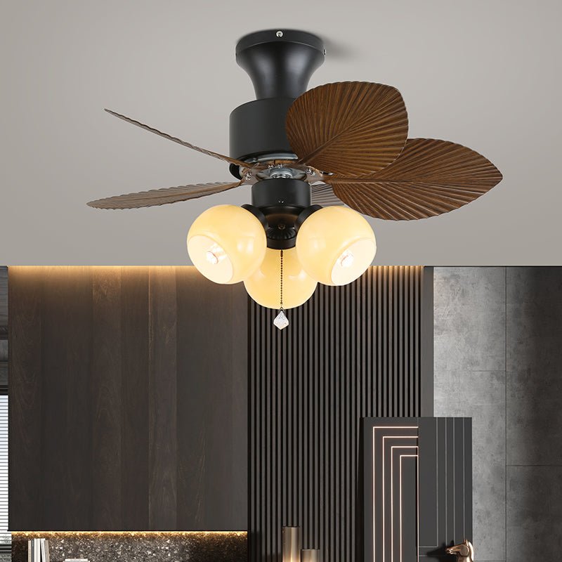 Die Ventilatorleuchte mit sich drehenden Flügeln.