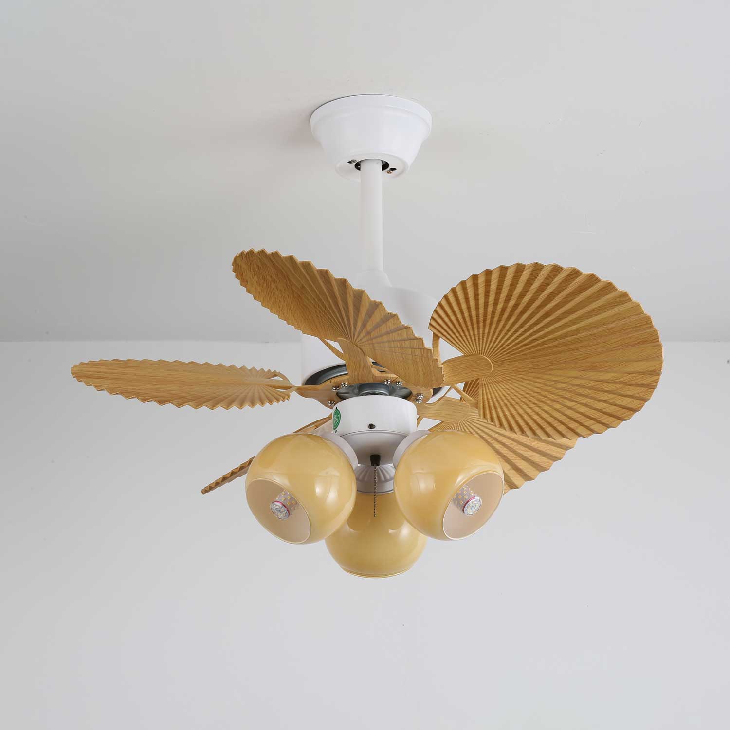 Aurelia Vintage Deckenventilatorleuchte aus Holz und Glas an einer Decke installiert