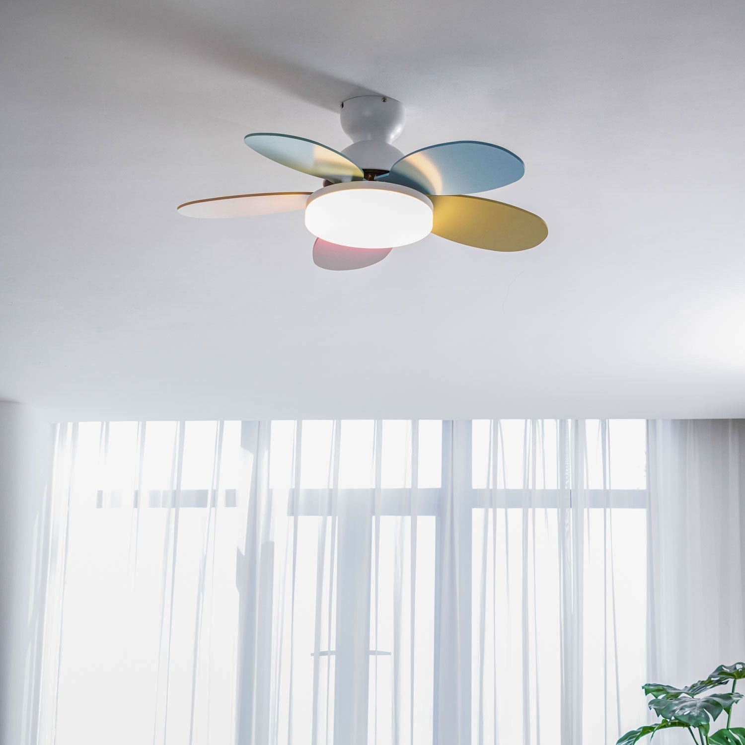 Liora Bunter Glas-Deckenventilator mit Beleuchtung, Ansicht von unten