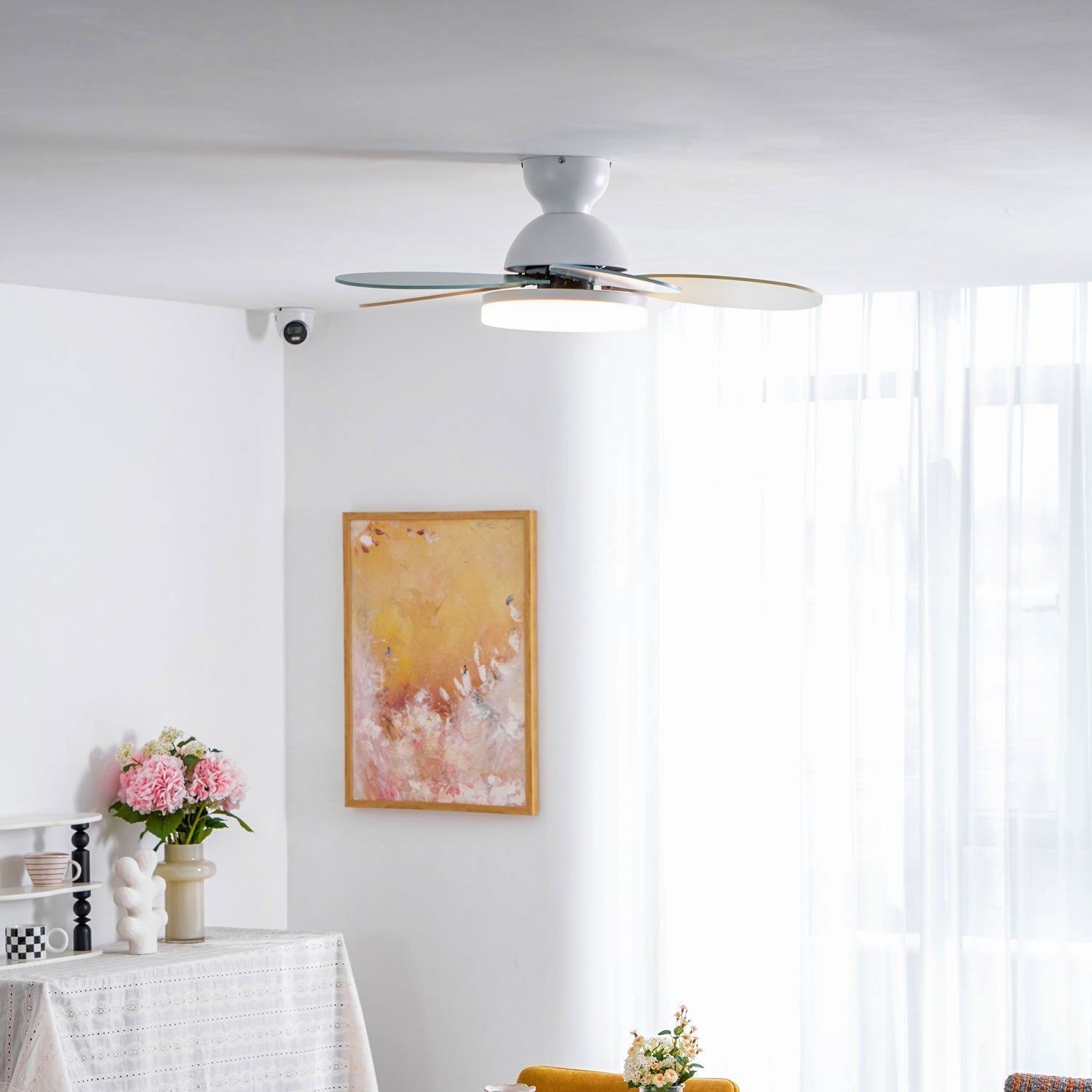 Liora Deckenventilator mit Beleuchtung, zeigt verschiedene Gehäuseausführungen