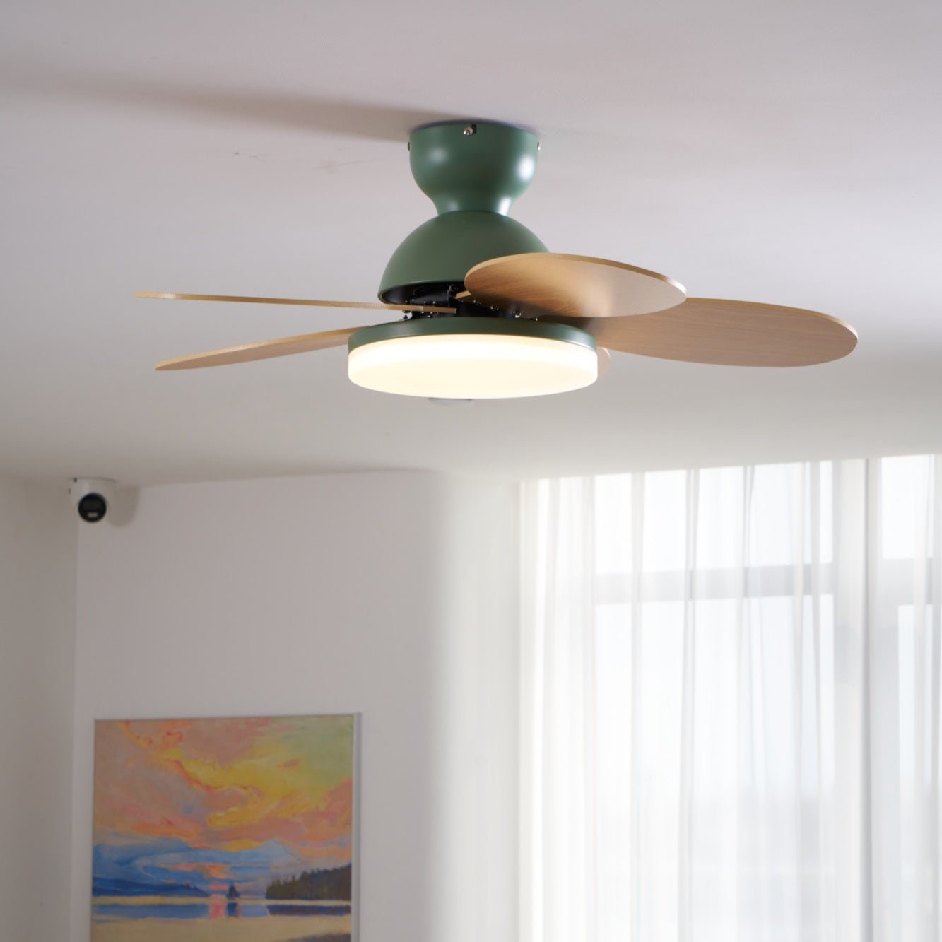 Liora Deckenventilator mit Beleuchtung, zeigt festverdrahtete Installation