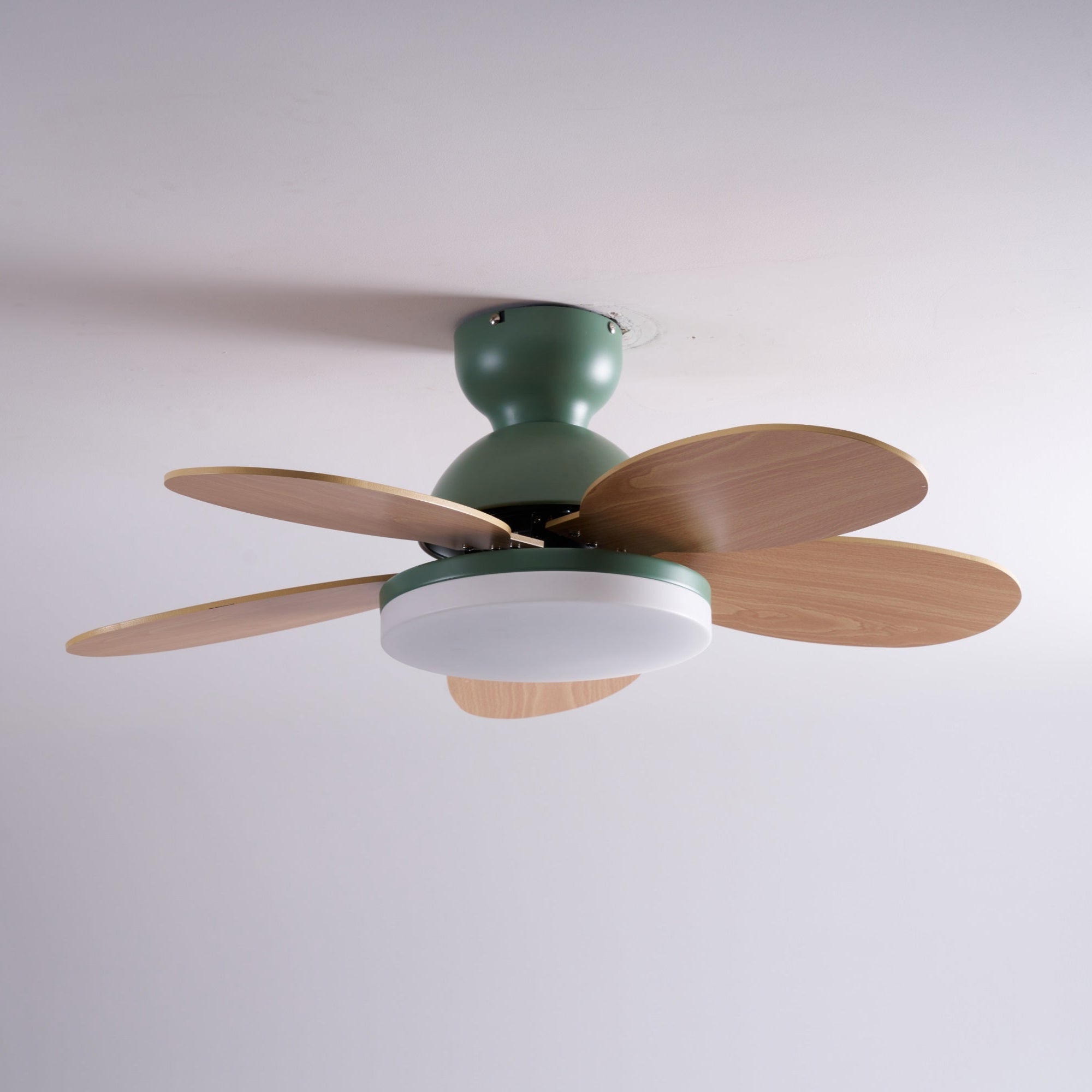 Liora Bunter Glas-Deckenventilator mit Beleuchtung, IP20 feuchtigkeitsgeschützt
