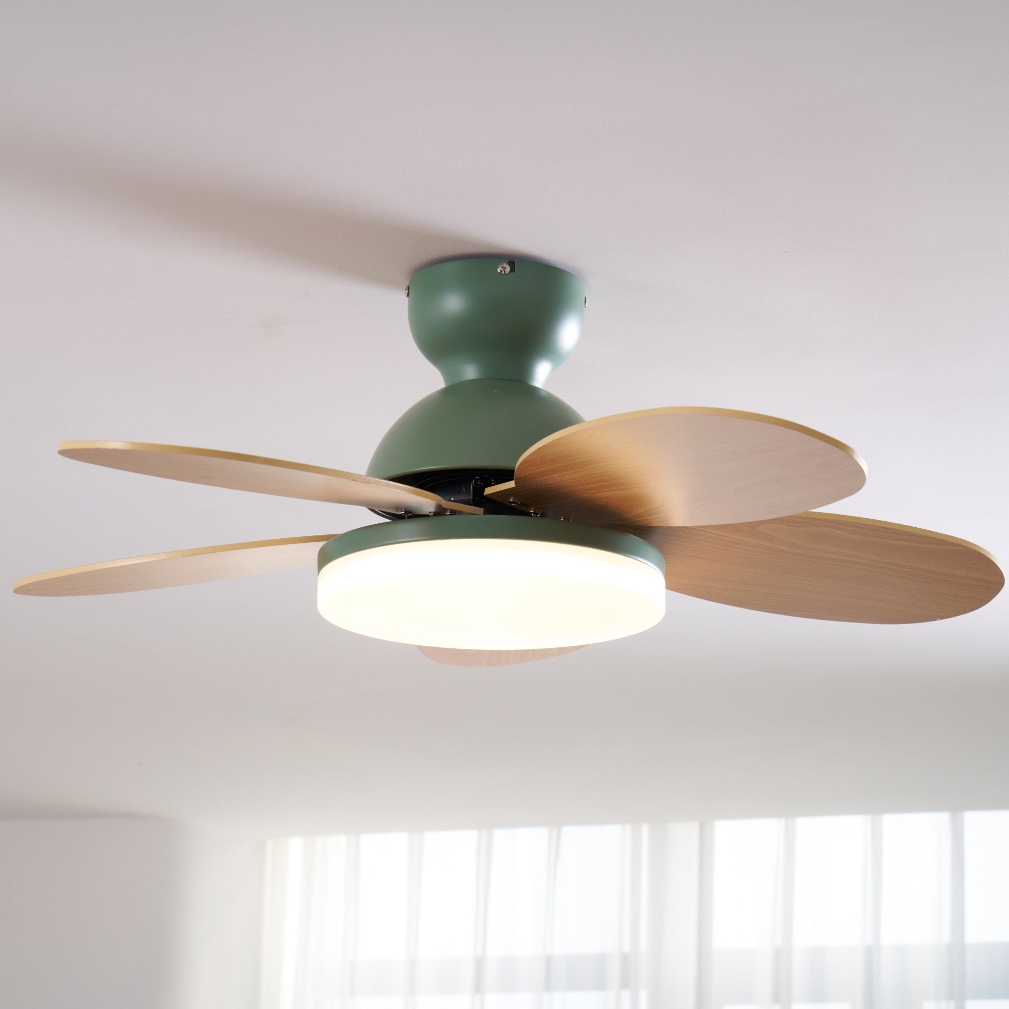 Liora Deckenventilator mit Beleuchtung für Kinderzimmer, zeigt Vorwärtslauf zur Kühlung