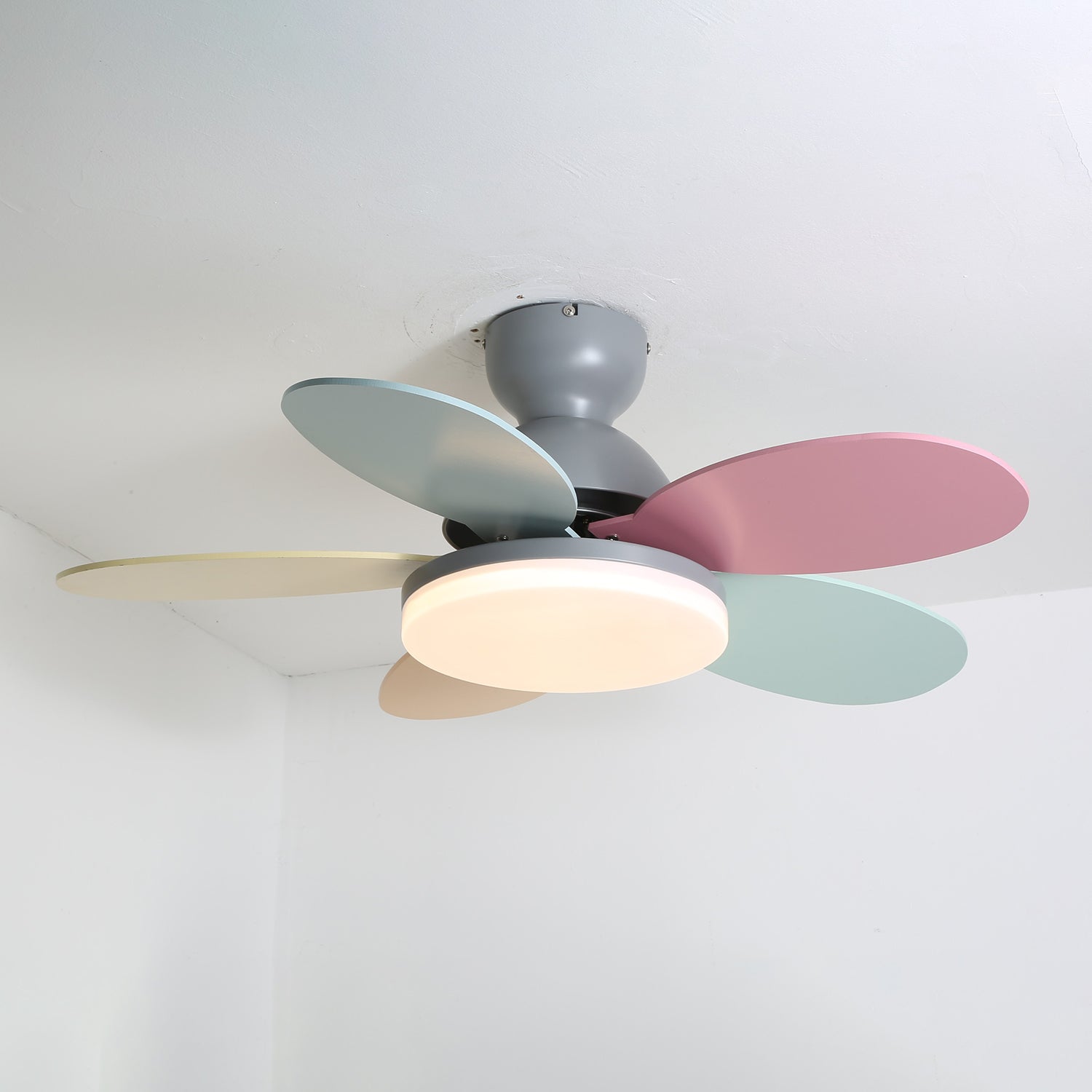 Liora Deckenventilator mit Beleuchtung, zeigt Fernbedienung mit 6-Stufen-Regelung