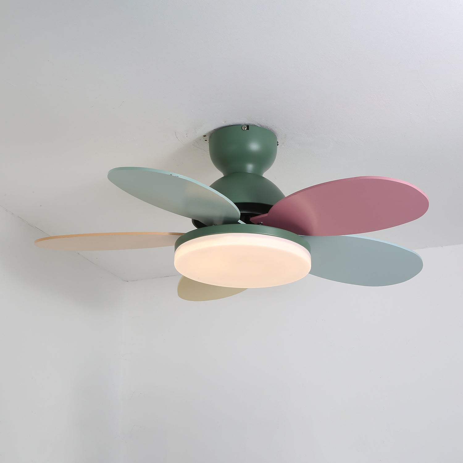 Liora Deckenventilator mit Beleuchtung in Gehäuseausführung Grün