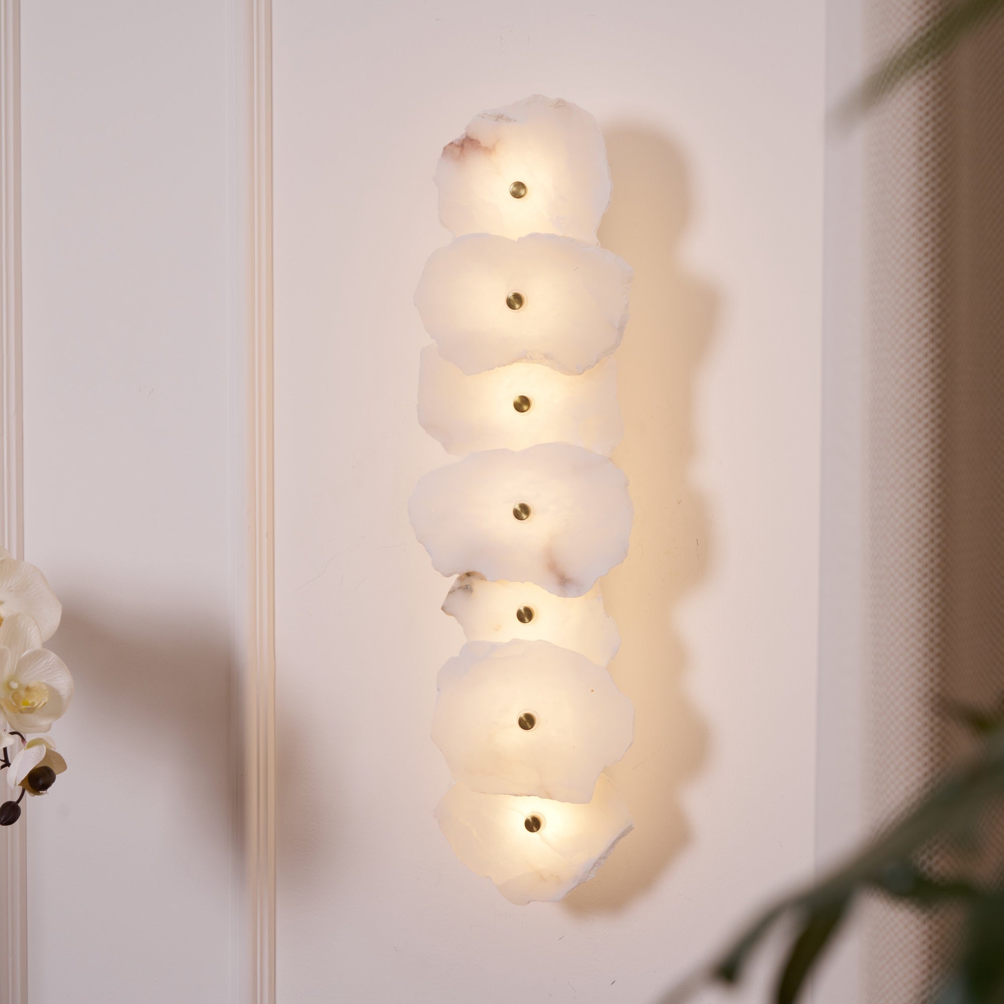 Cevra Alabaster-Blumen-Wandleuchte