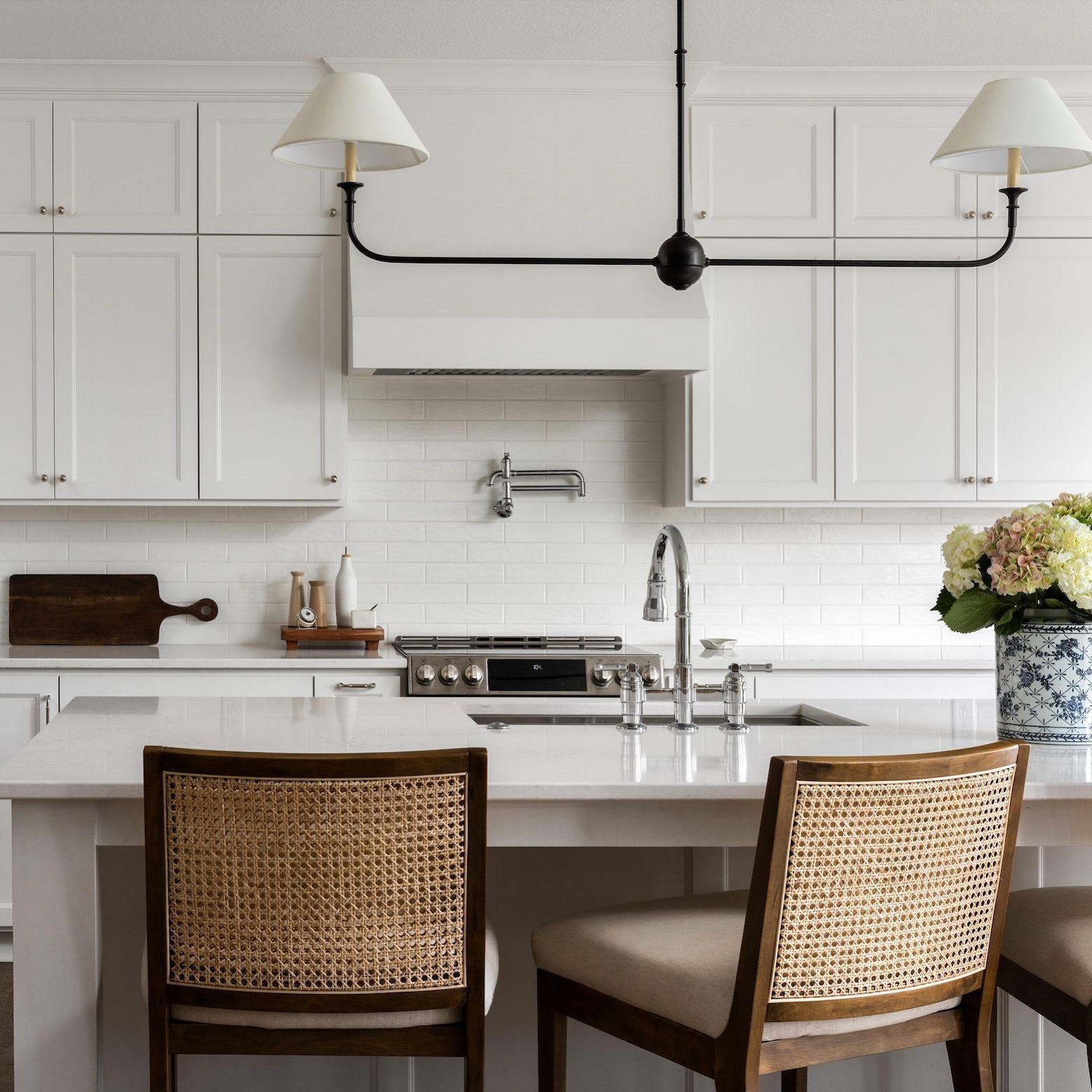 Norli Moderner linearer LED-Kronleuchter aus Metall