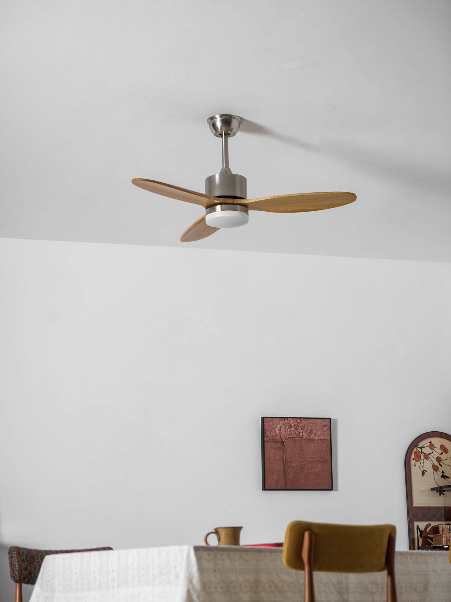 HushGlow Deckenventilatorleuchte mit energieeffizientem Design.