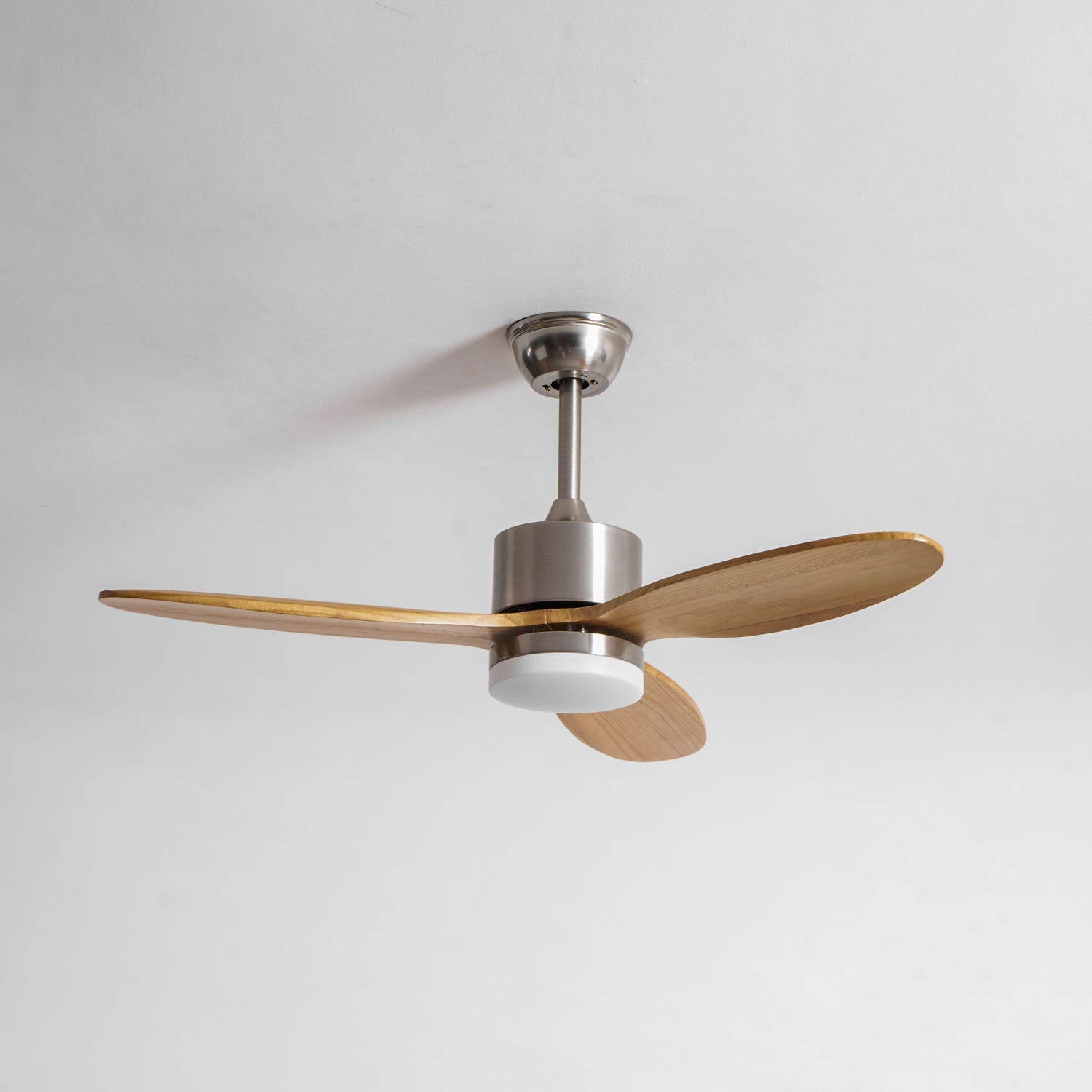 HushGlow Deckenventilatorleuchte in Bronze-Ausführung.