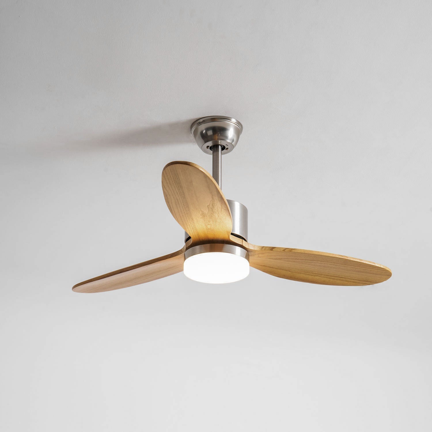 HushGlow Deckenventilatorleuchte in Holzfarben-Ausführung.