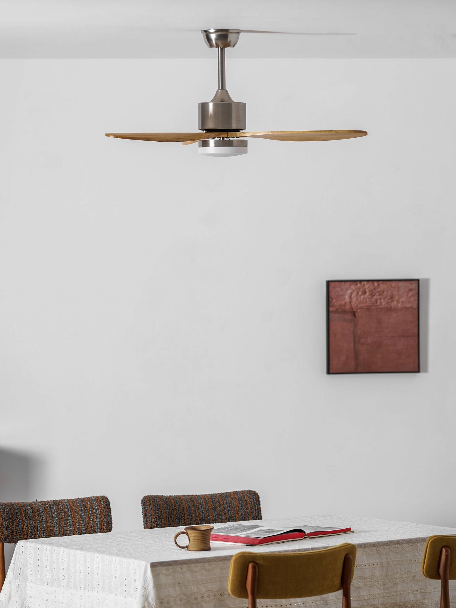 HushGlow Deckenventilatorleuchte, die ihren Frequenzumrichtermotor zeigt.