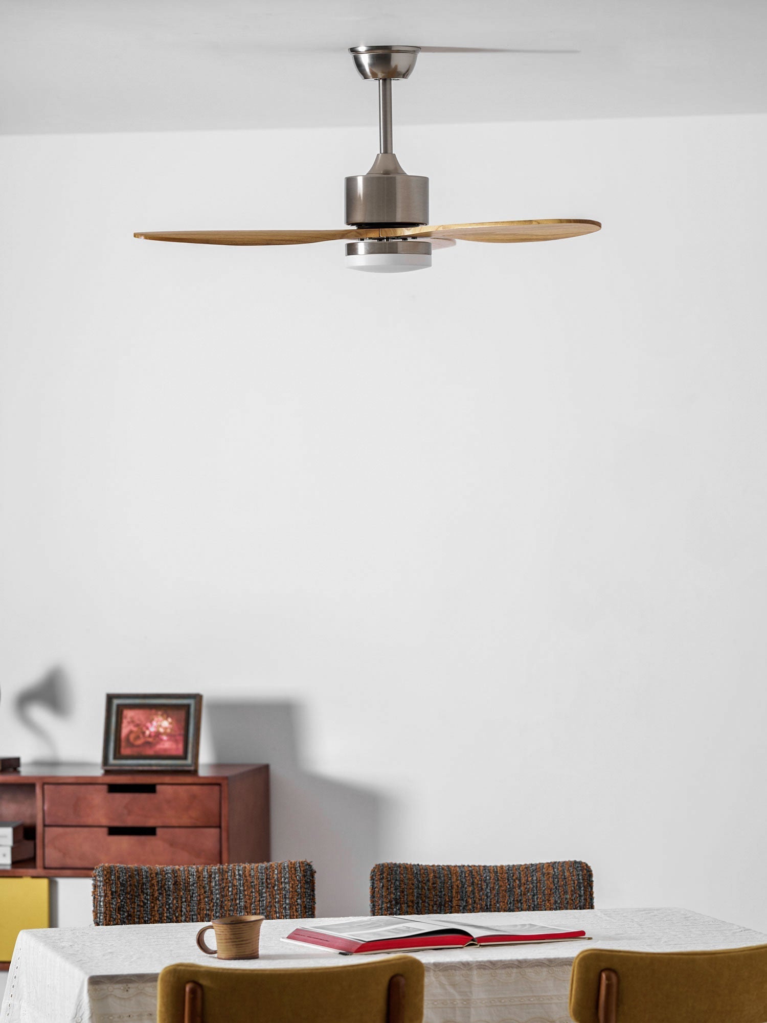 HushGlow Deckenventilatorleuchte, die ihren leisen Betrieb demonstriert.