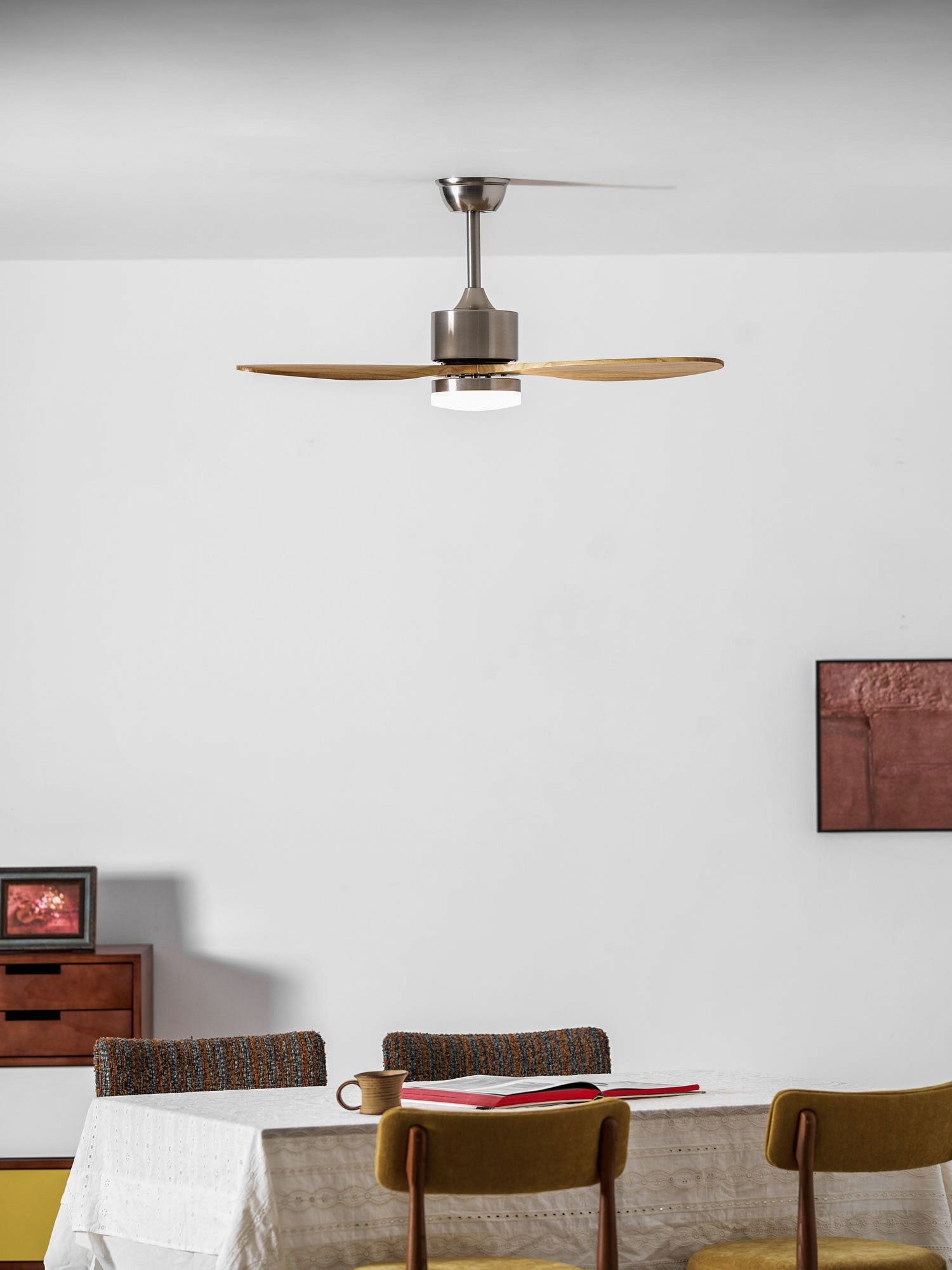 HushGlow Deckenventilatorleuchte in einem modernen Wohnzimmer.