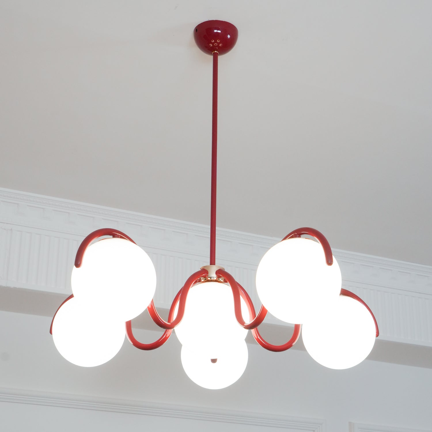 Pheva Geschwungener linearer Kronleuchter in Rot & Silber