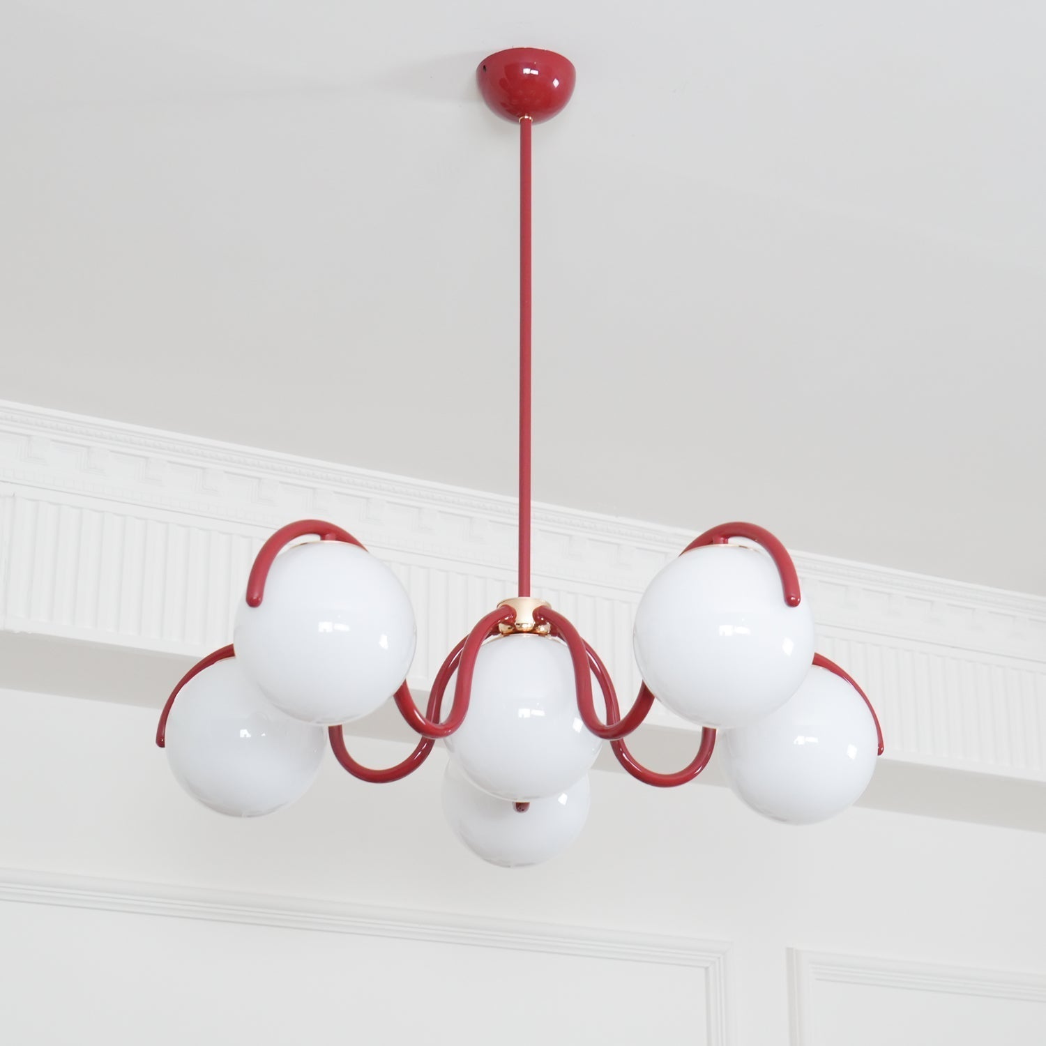 Pheva Geschwungener linearer Kronleuchter in Rot & Silber