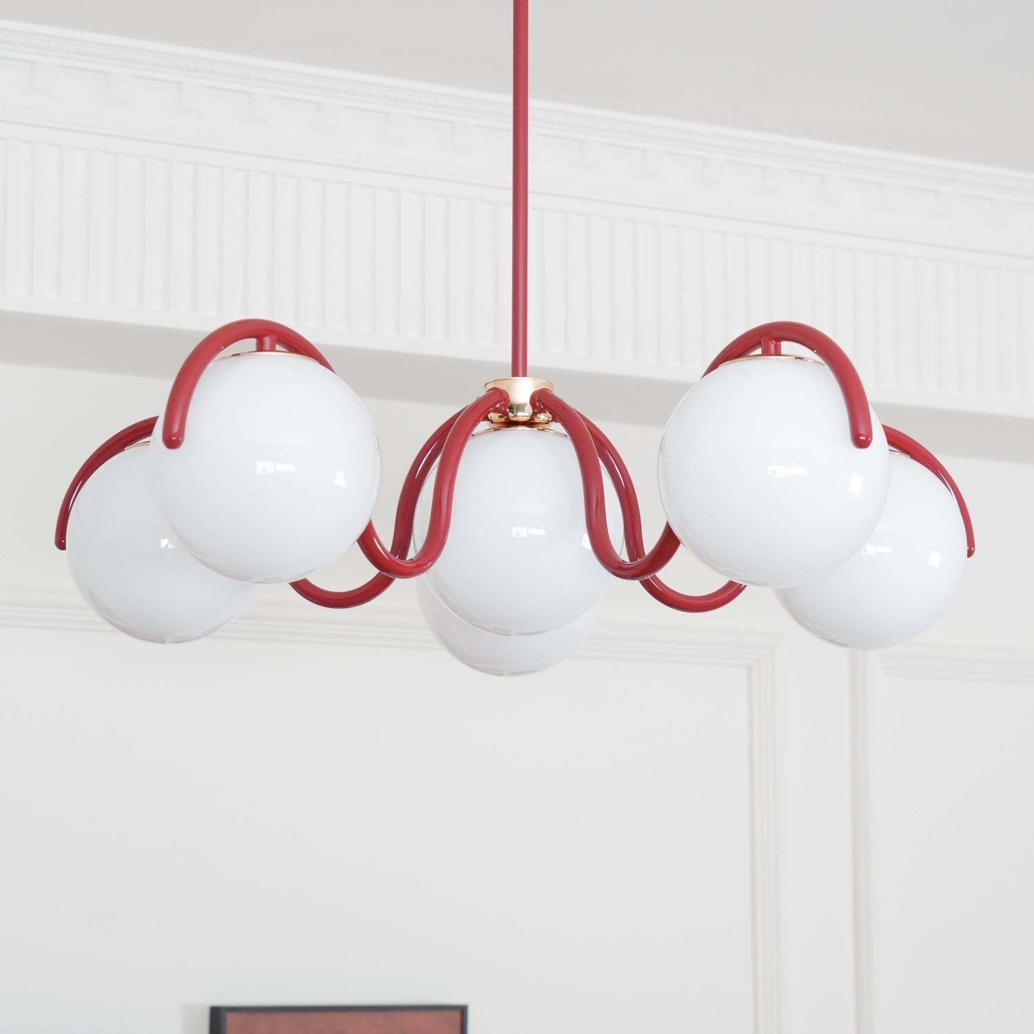 Pheva Geschwungener linearer Kronleuchter in Rot & Silber