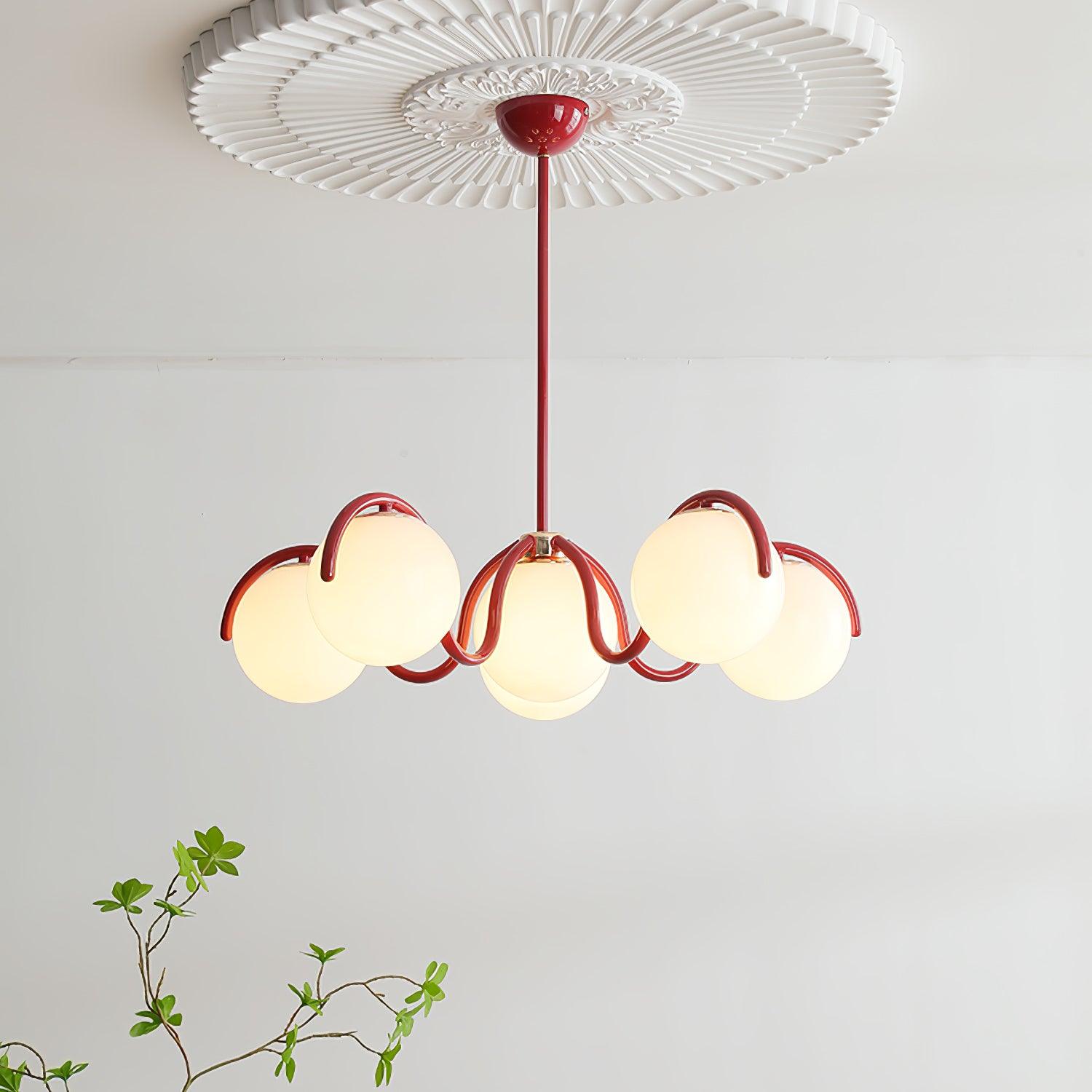 Pheva Geschwungener linearer Kronleuchter in Rot & Silber