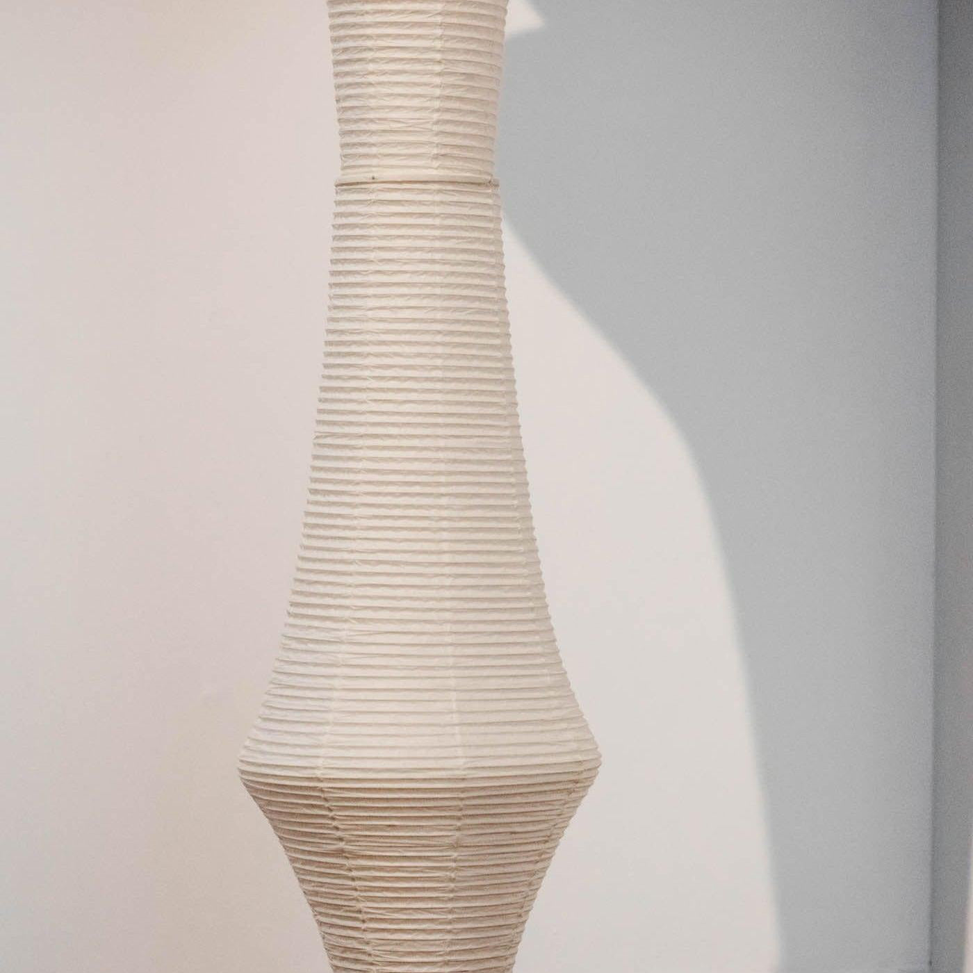 Faye Vertikale Pendelleuchte mit skulpturalem Design aus Papier
