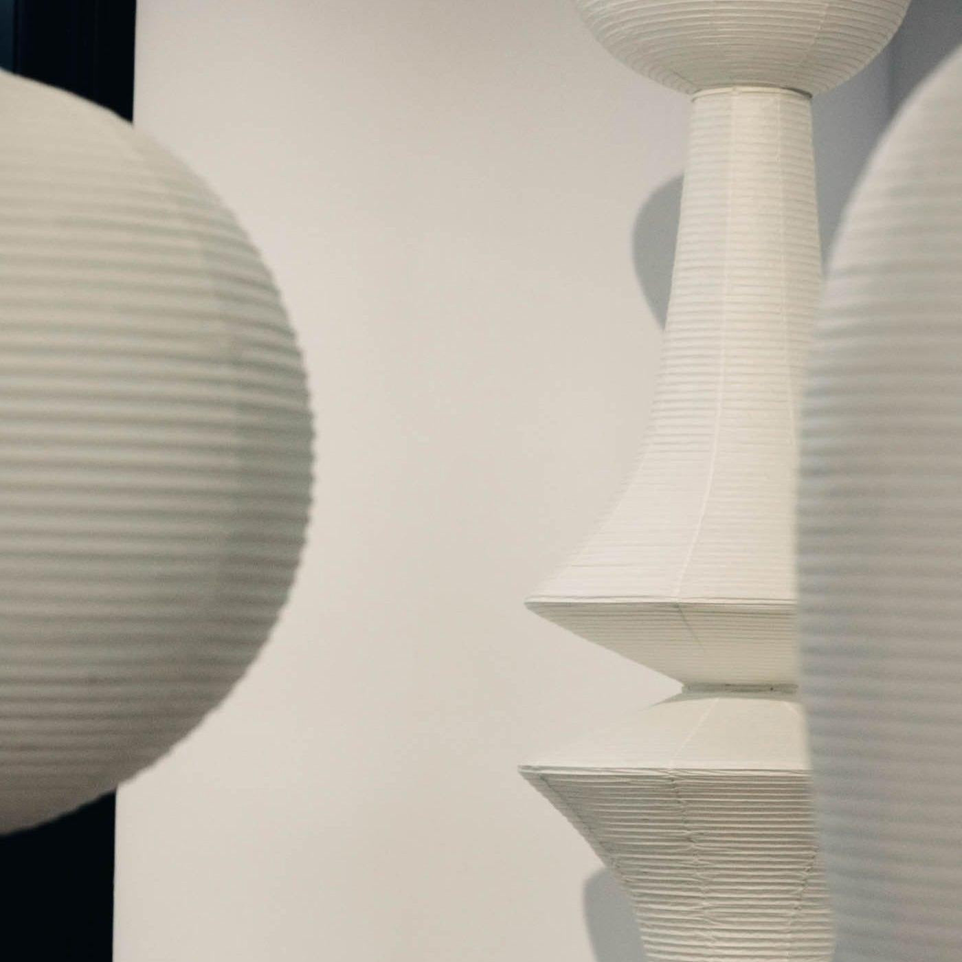 Faye Vertikale Pendelleuchte mit skulpturalem Design aus Papier