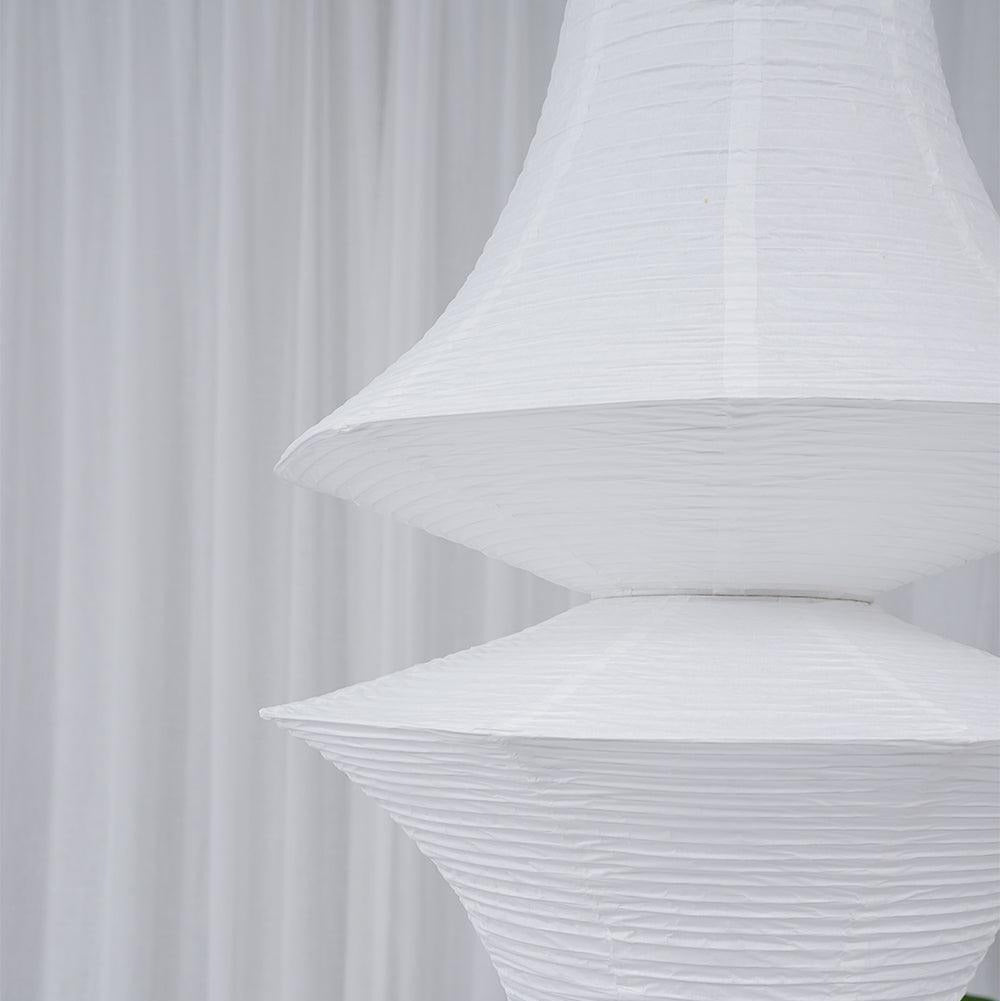 Faye Vertikale Pendelleuchte mit skulpturalem Design aus Papier