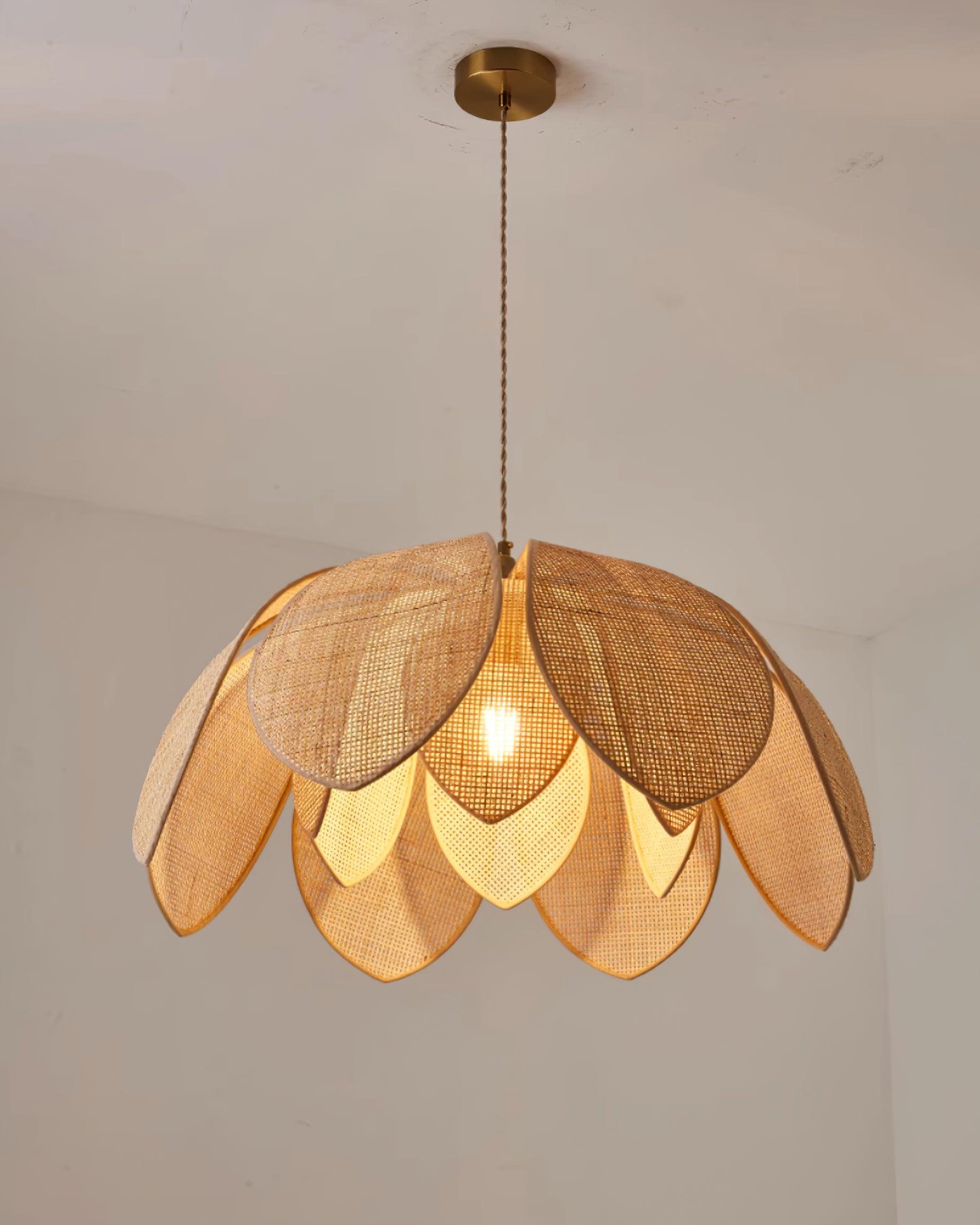 Fionel Pendelleuchte Boho Rattan Blütenblattförmig Natur-Letslighting