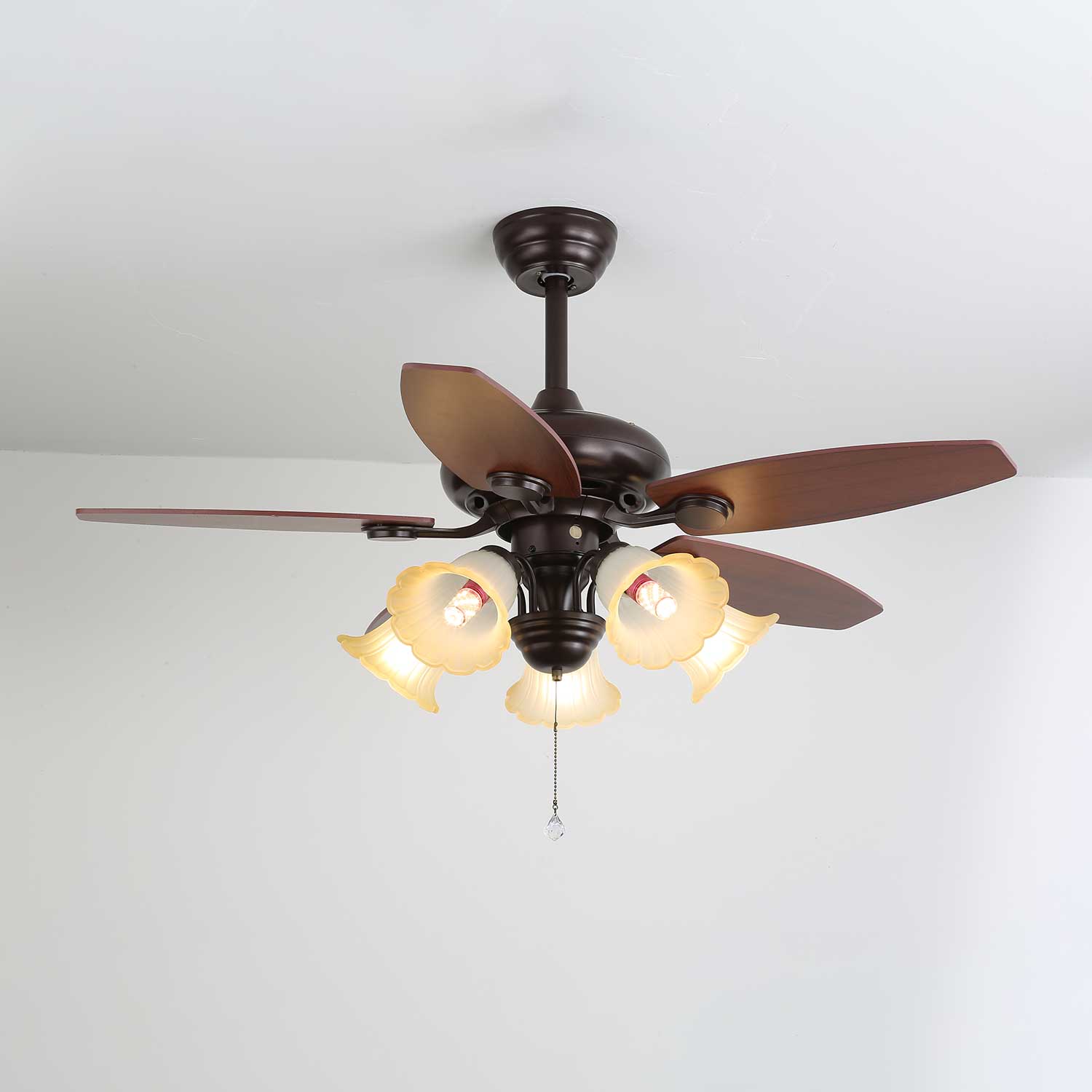 Detail der Walnussholz-Oberfläche an den Ventilatorflügeln