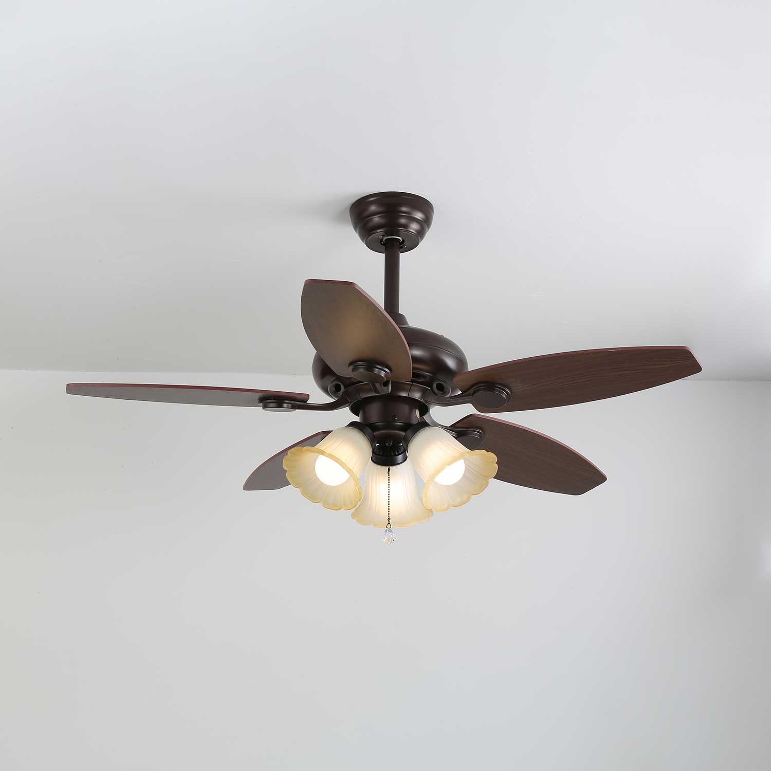 Ansicht der Ventilatorleuchte von unten, alle Lichter sichtbar