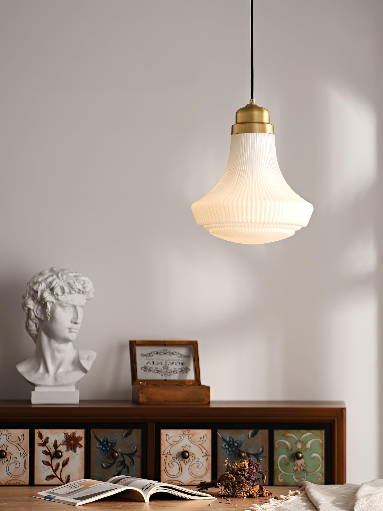 Solara Pendelleuchte Opalglas Rippen Glocke Messing Vintage-Letslighting
