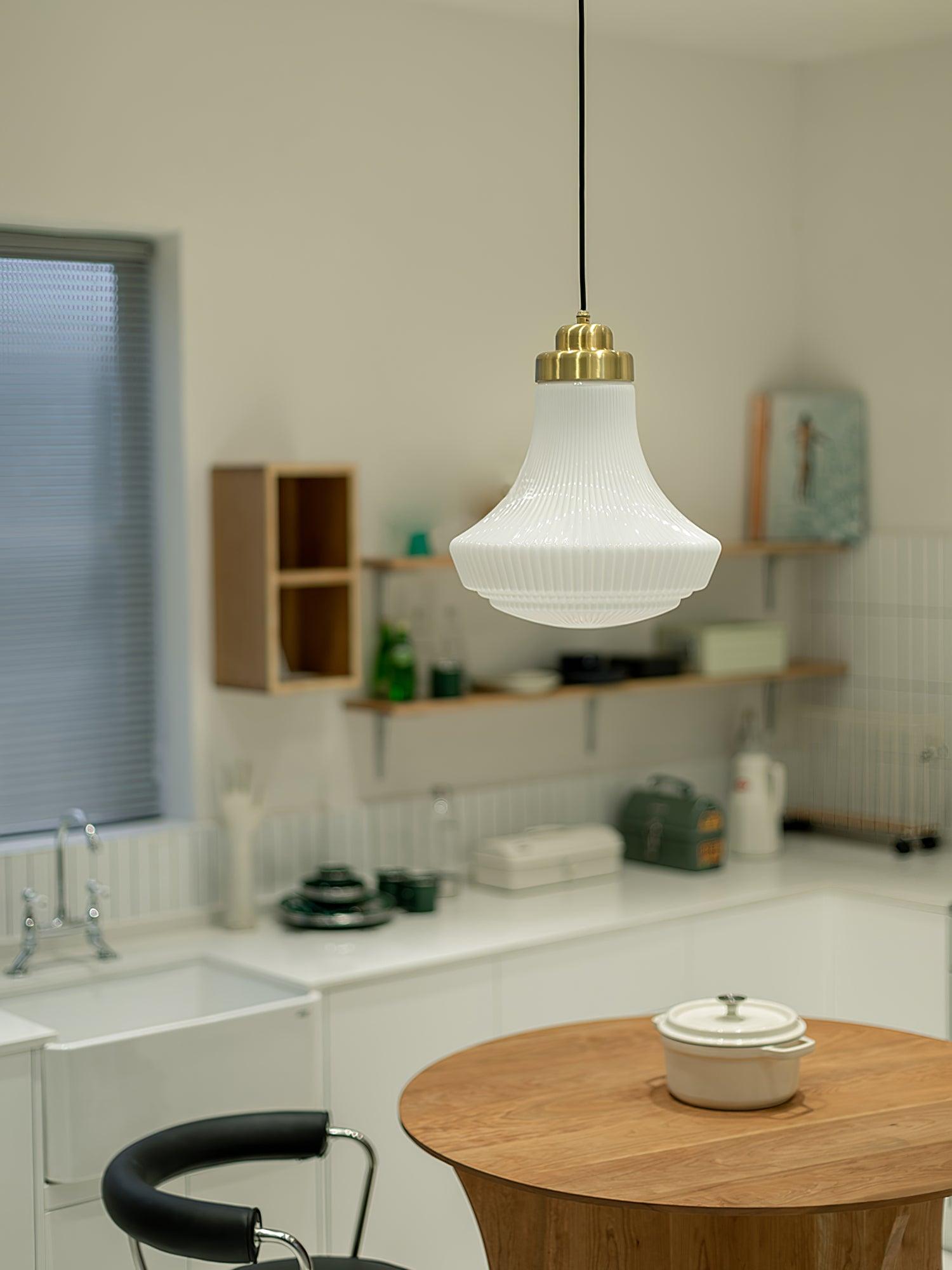Solara Pendelleuchte Opalglas Rippen Glocke Messing Vintage-Letslighting