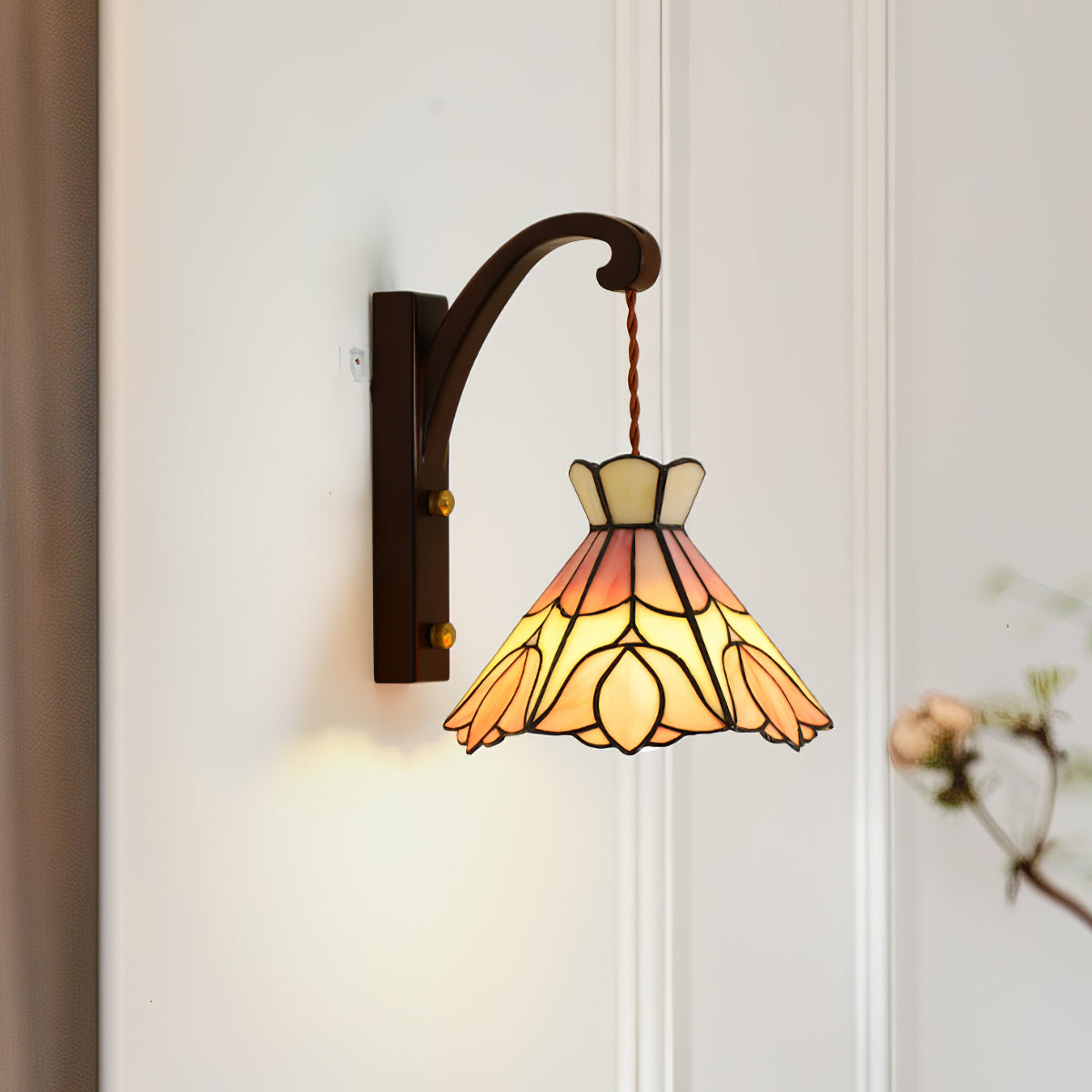Wandleuchte Holz Körper Tiffany Glas Schirm Rosa Florale Vintage Kunst-Letslighting