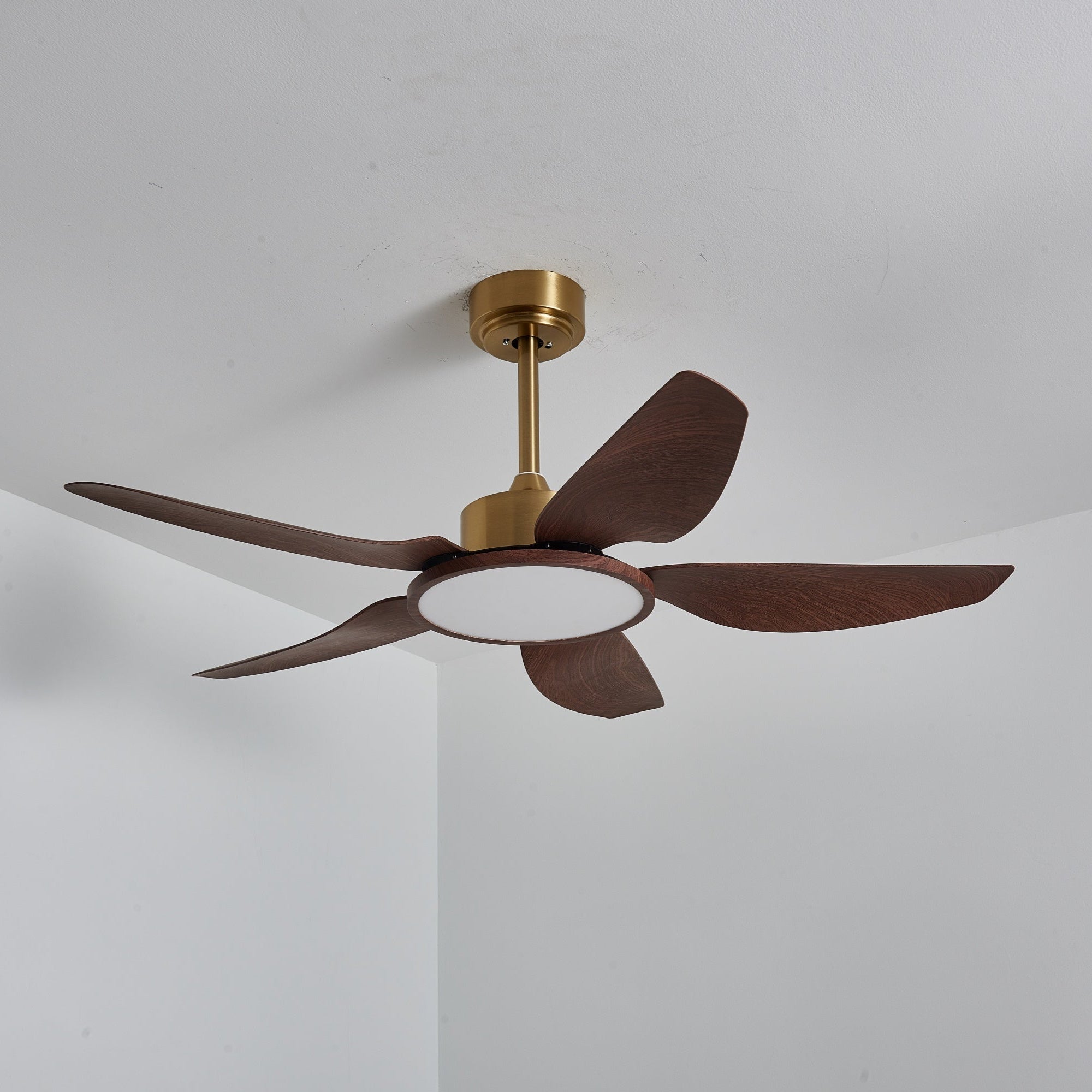 Aurelia Moderner Deckenventilator mit Holz- und Messingdetails, Lifestyle-Aufnahme.